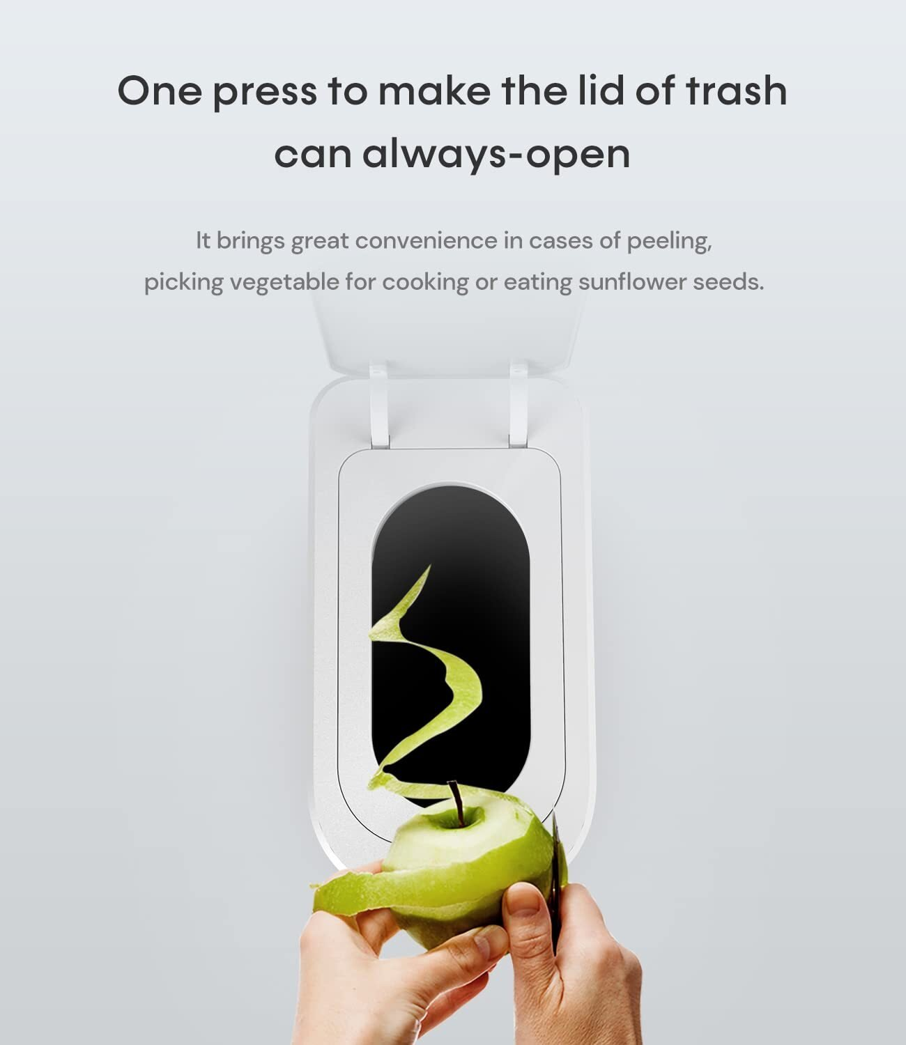 Una persona pela una manzana verde con un cuchillo. La manzana y las cáscaras están frente a un cubo de basura blanco.