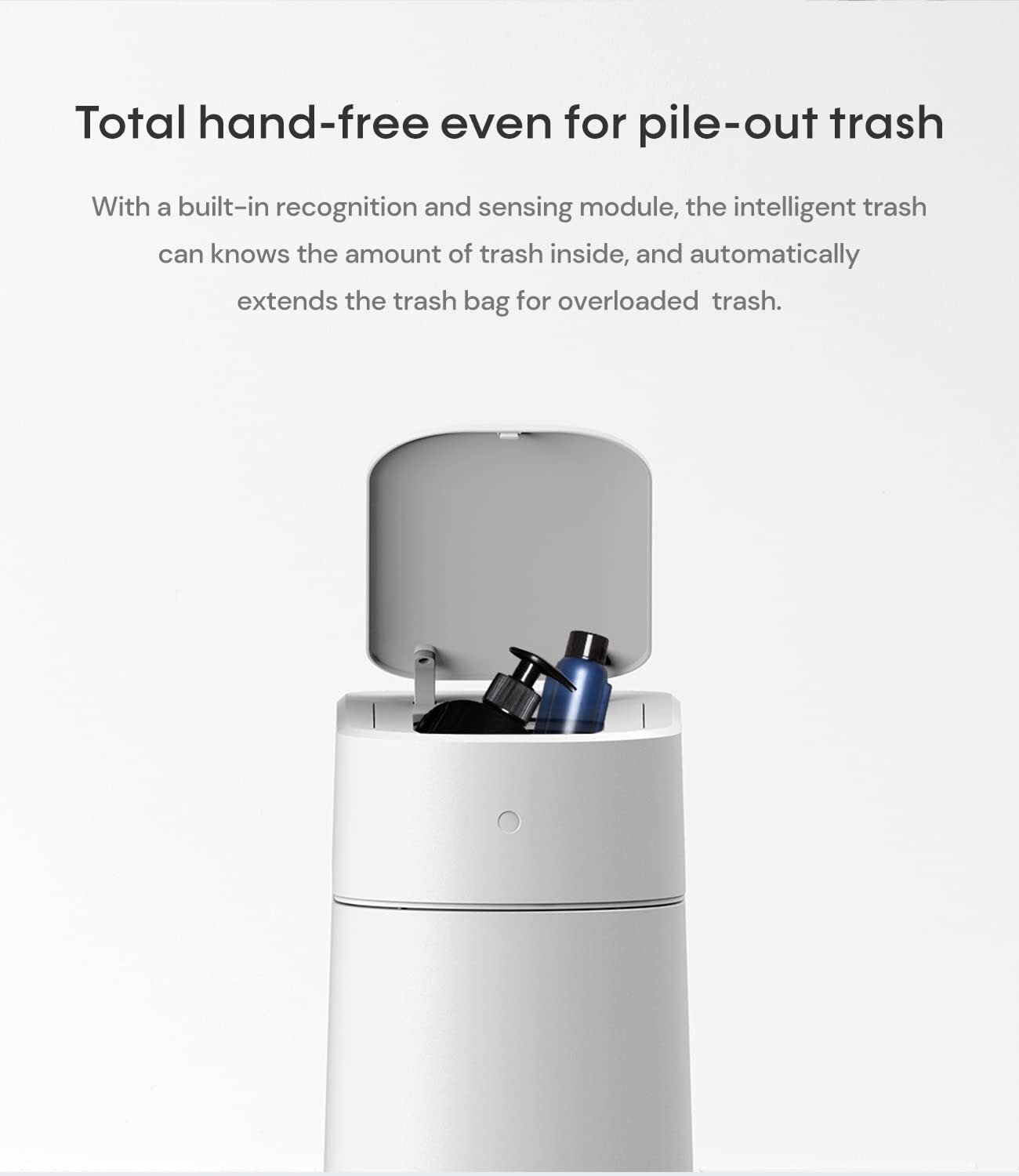 Un cubo de basura inteligente blanco con la tapa abierta. En el interior hay artículos de tocador. El texto dice que extiende la bolsa de basura automáticamente.