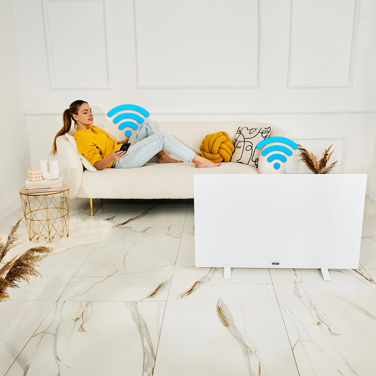 Kobieta na kanapie z telefonem, symbolami Wi-Fi i białym grzejnikiem. Wnętrze z dywanem, stolikiem i podłogą marmurową.
