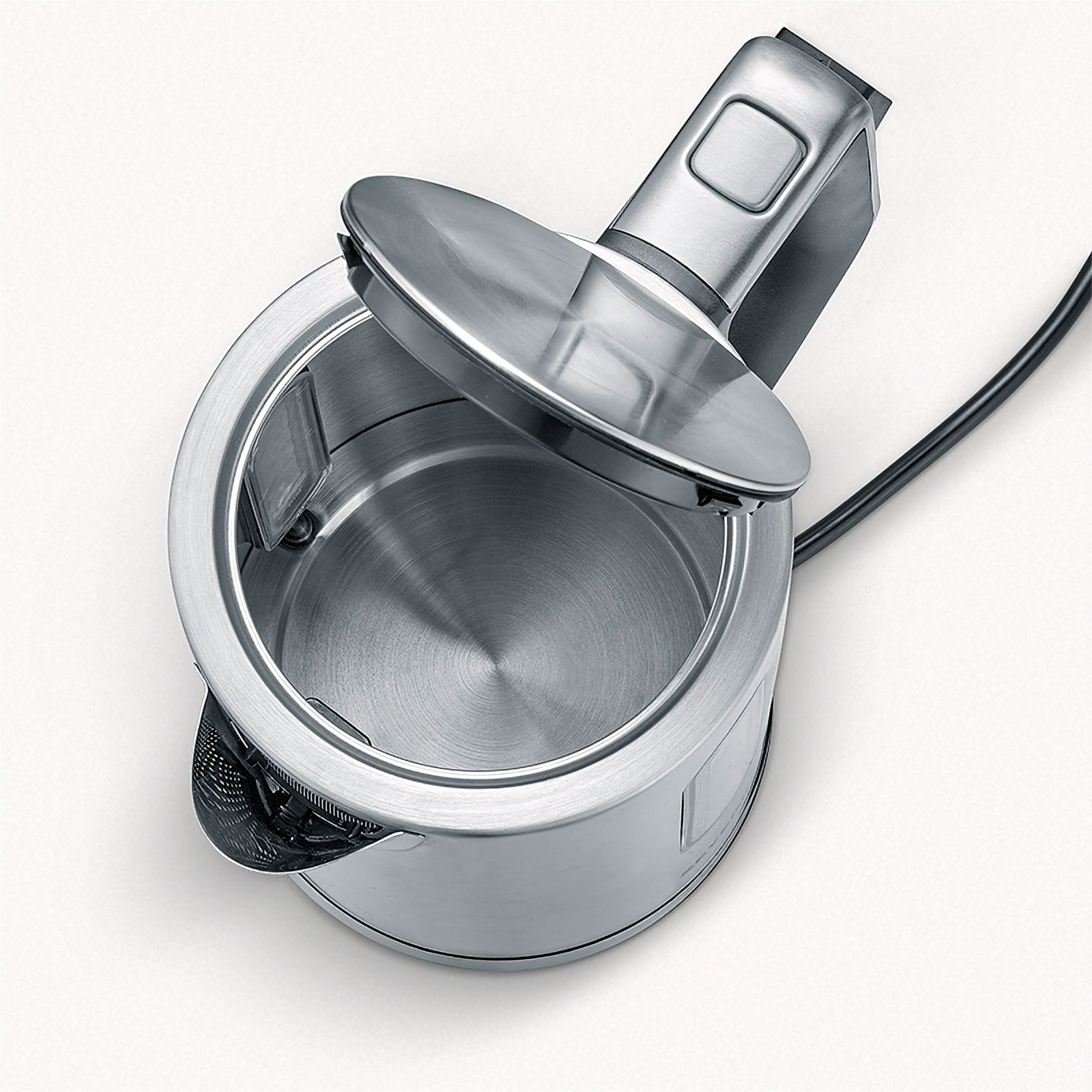 Czajnik elektryczny ze stali nierdzewnej, otwarte wieczko. Uchwyt z przyciskiem. Czarny kabel. Białe tło.