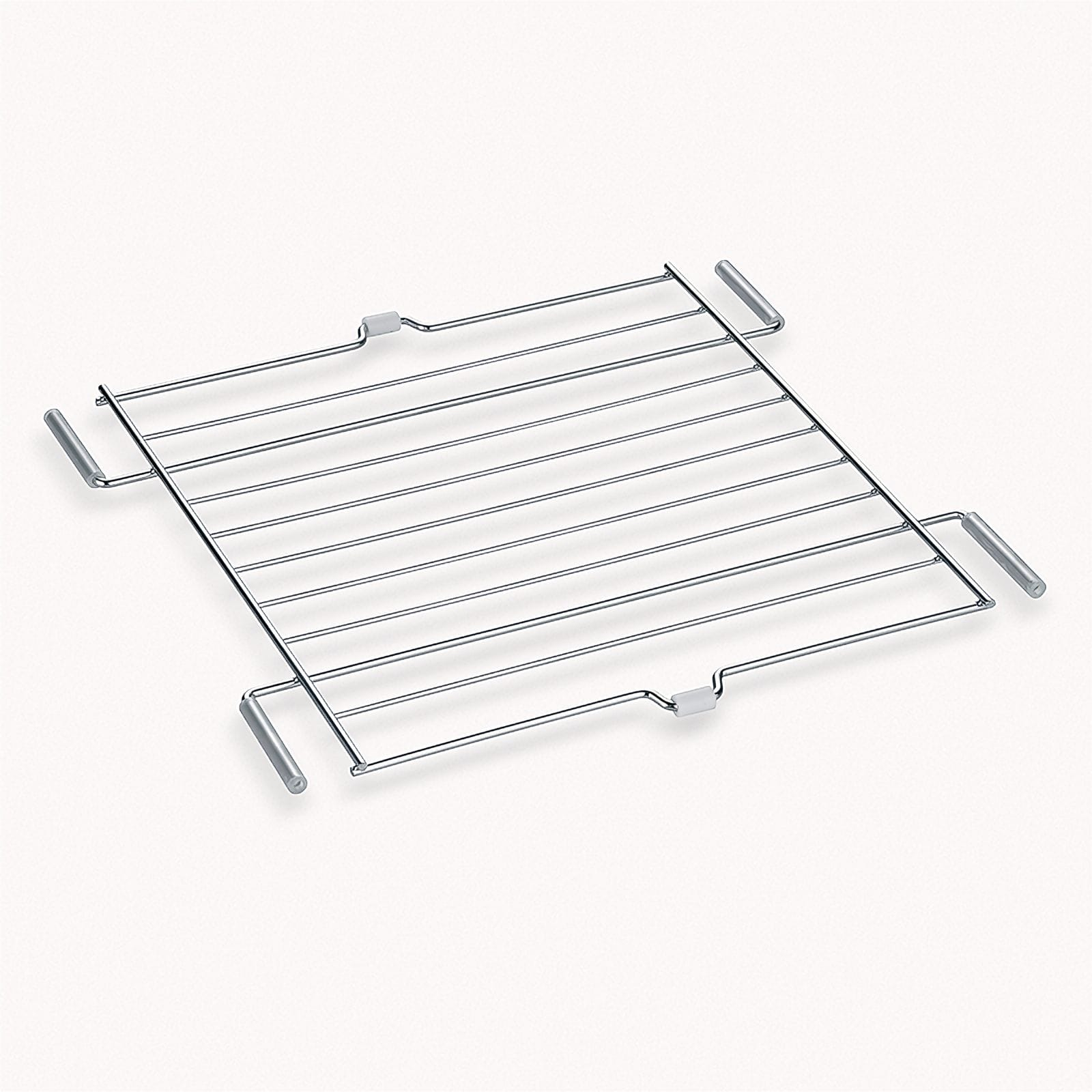 Srebrny metalowy grill z poziomymi prętami. Ma cztery małe, zaokrąglone uchwyty i spoczywa na białej powierzchni.