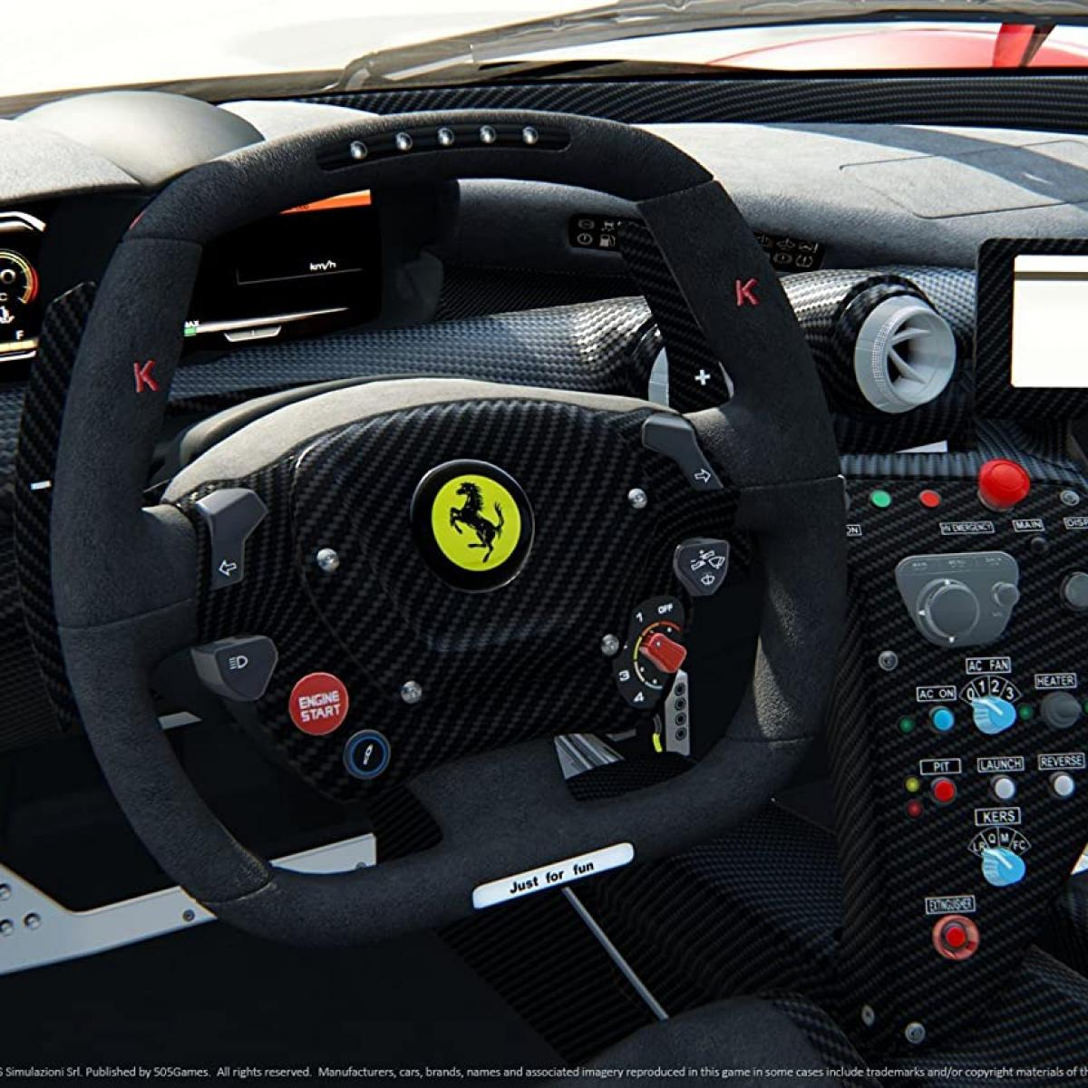 Zbliżenie wnętrza Ferrari. Skupia się na kierownicy, desce rozdzielczej z przyciskami i etykiecie "Just for fun".