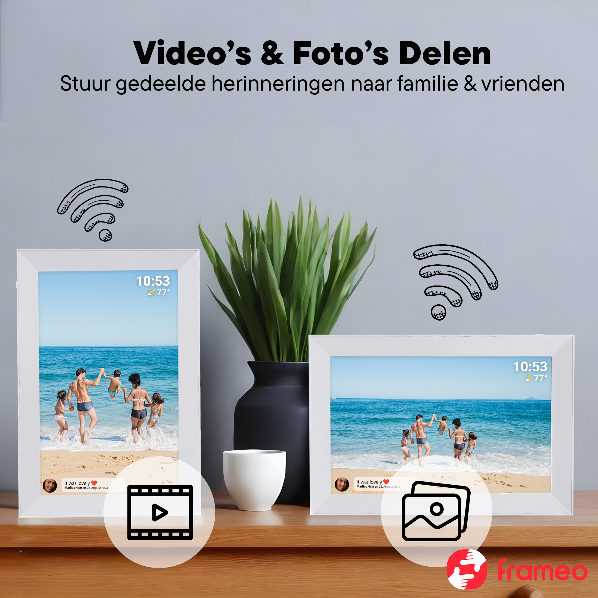 Deux cadres numériques affichant des photos de plage, une plante, des symboles WiFi et des icônes de vidéo et de photos sont sur une surface en bois.