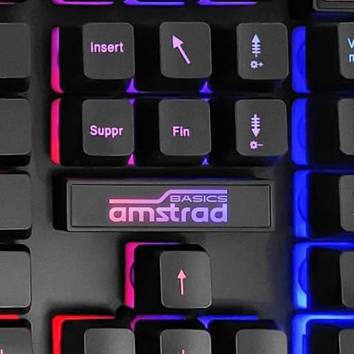 Primer plano de un teclado Amstrad negro con teclas iluminadas. Las teclas tienen retroiluminación rosa y azul.