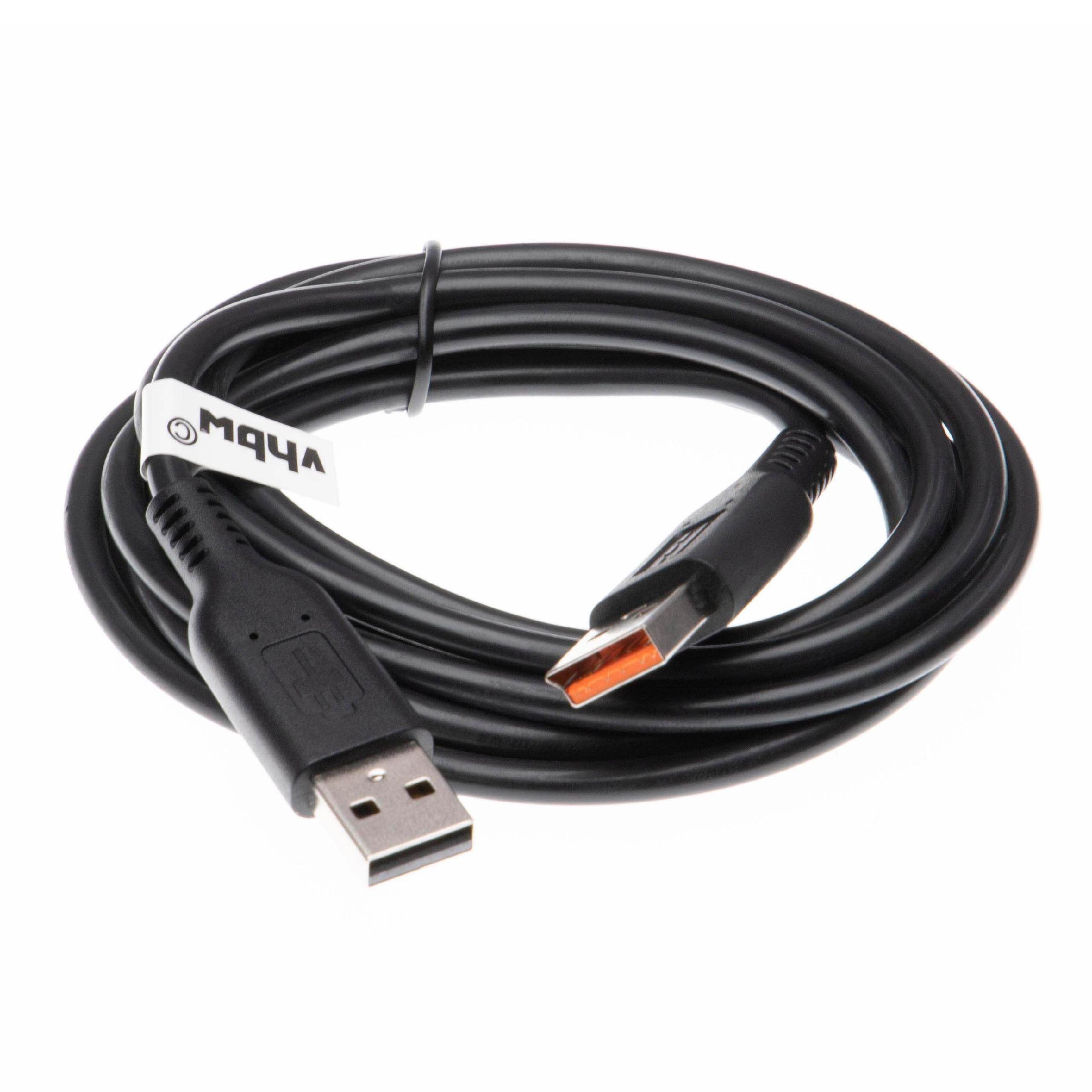Ein schwarzes USB-Kabel ist auf weißem Hintergrund aufgerollt. Das Kabel hat Anschlüsse an beiden Enden und ein Etikett.