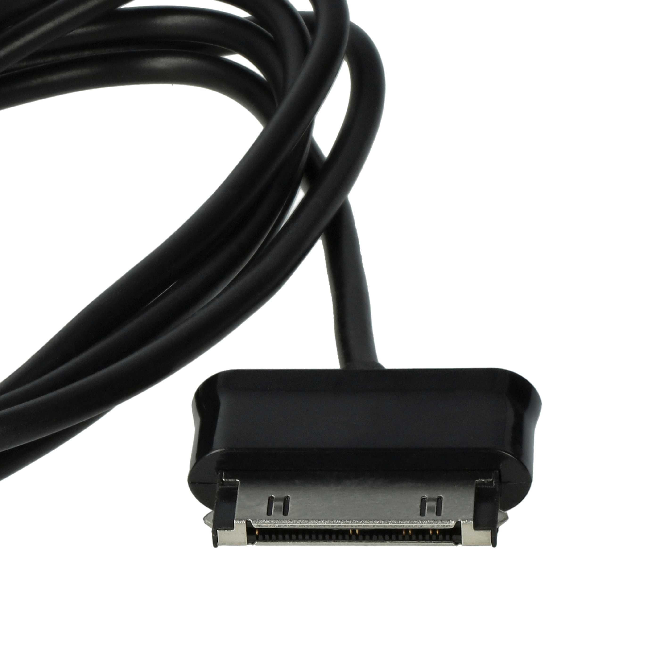 Ein schwarzes Ladekabel mit einem Stecker wird vor weißem Hintergrund gezeigt. Das Kabel ist gebogen.