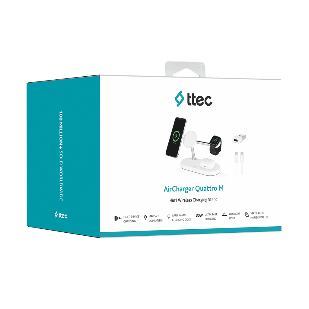 Telefon, saat ve aksesuarlarla beyaz bir şarj standı. Metin AirCharger Quattro M, ttec logosu ve şarj özelliklerini içerir.