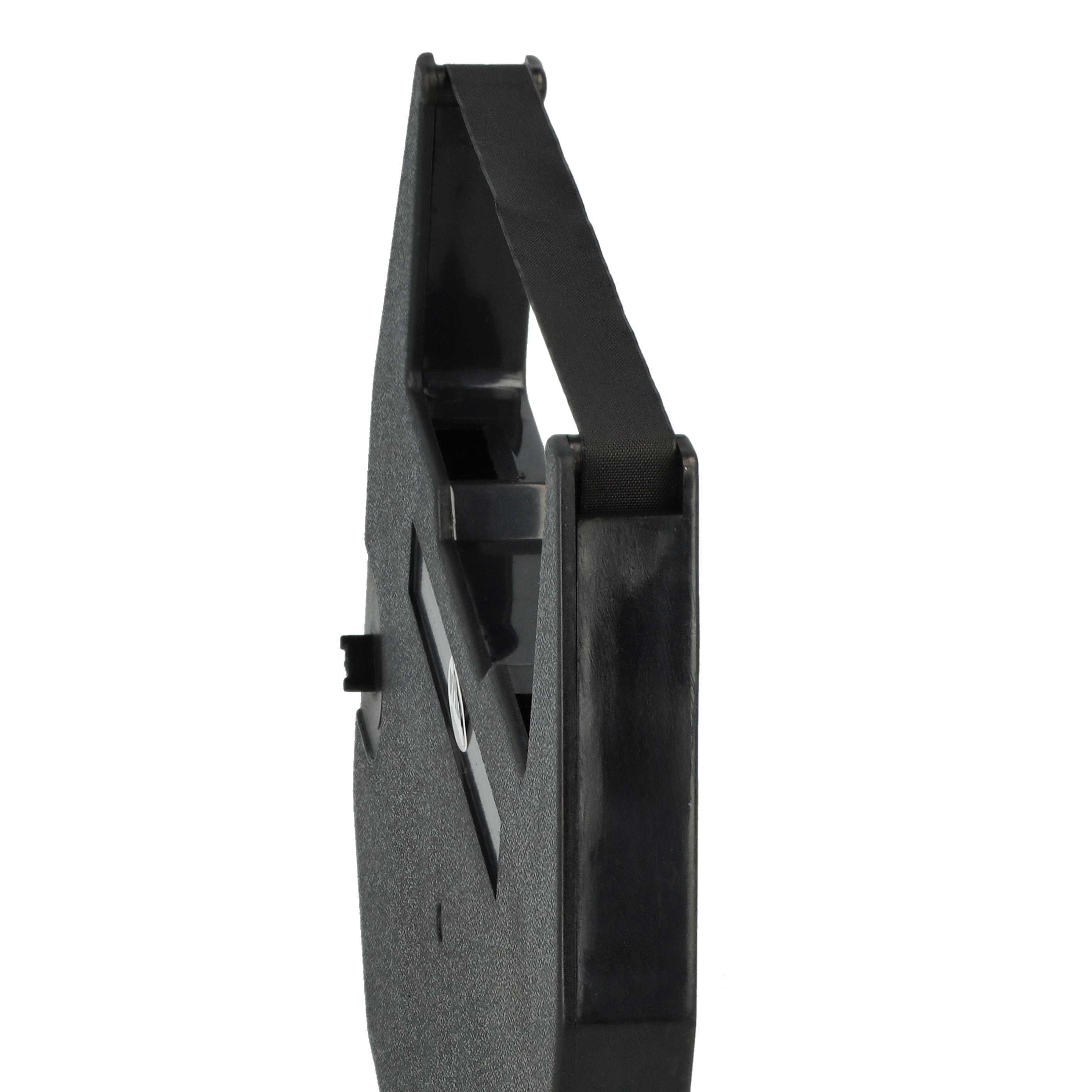 Eine schwarze Schreibmaschinenbandkassette ist vor weißem Hintergrund isoliert. Ein schwarzes Band erstreckt sich von der Kassette.