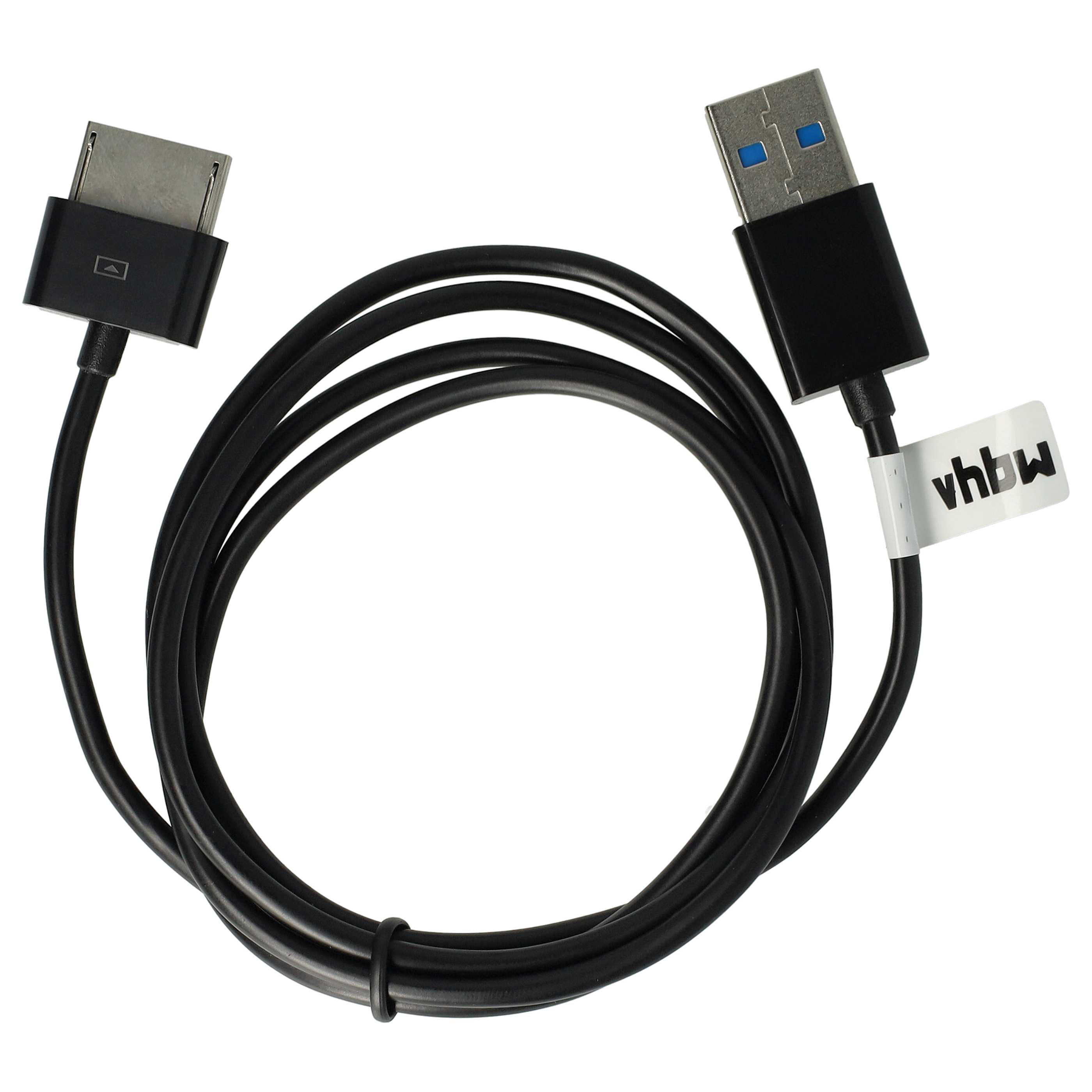 Ein schwarzes Ladekabel mit USB- und Tablet-Anschluss. Das Kabel liegt auf weißem Hintergrund.