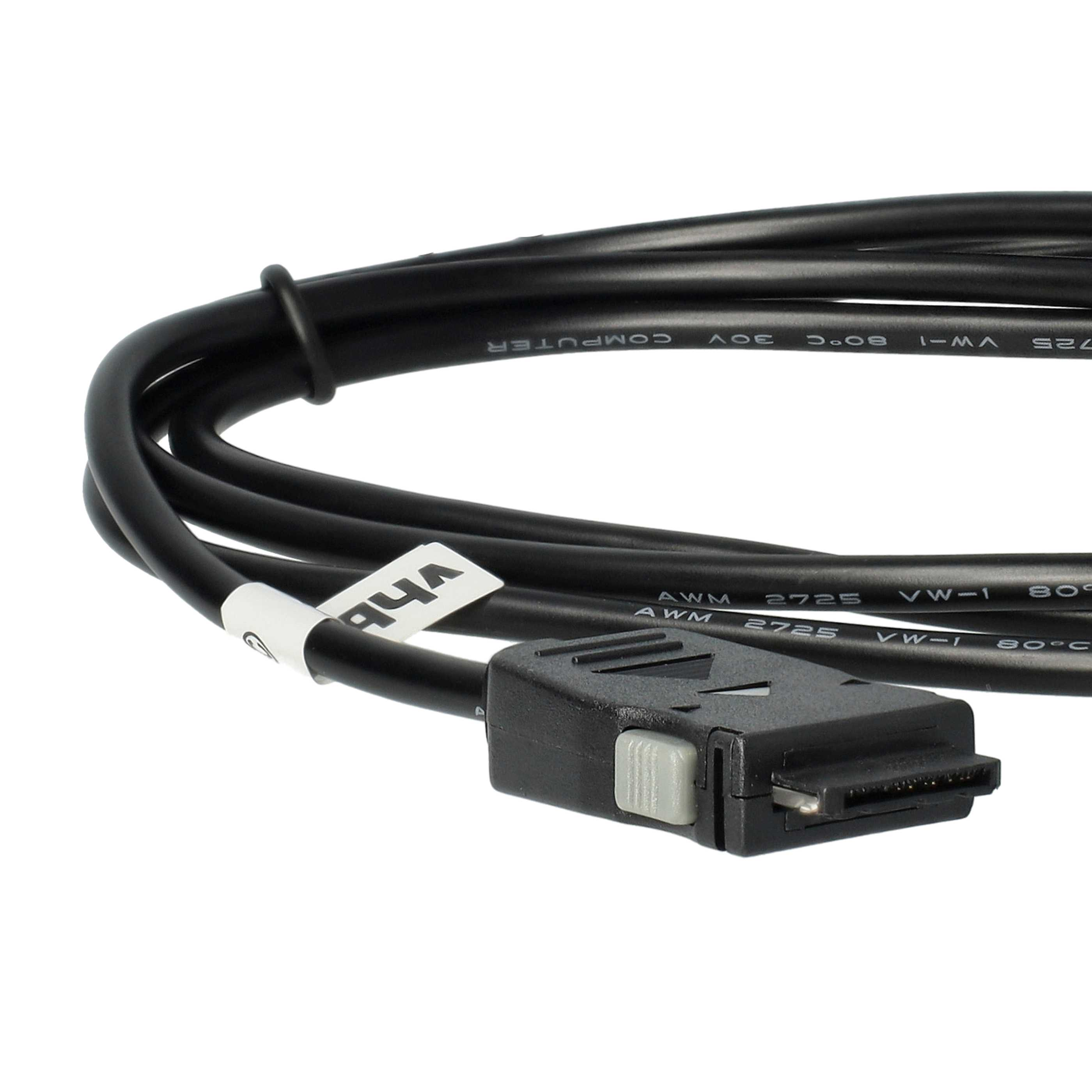 Schwarzes Computerkabel mit Stecker und Etikett. Das Kabel ist gebogen. Der Hintergrund ist weiß.