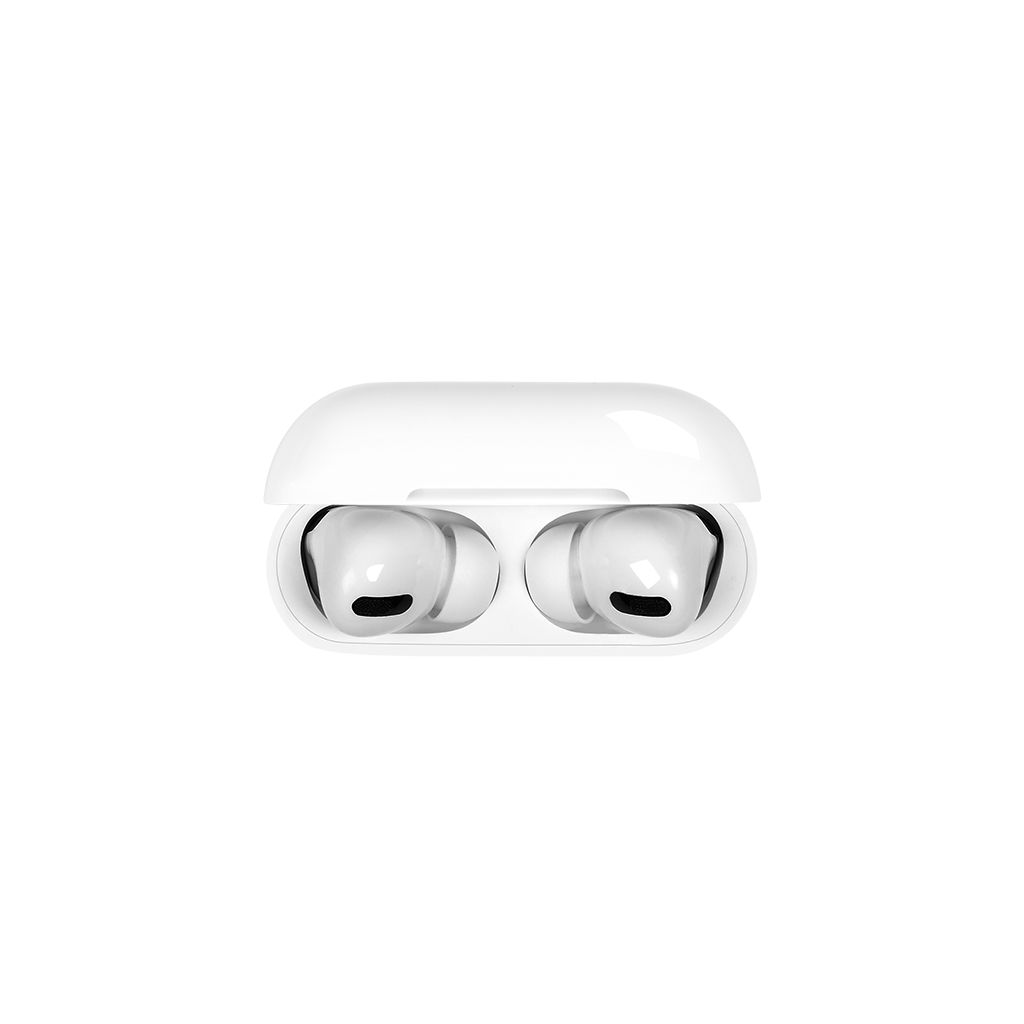 Açık şarj kutusunda beyaz AirPods Pro'nun yakın çekimi. Kulaklıklar, siyah açıklıklara sahip şarj kutusunda.