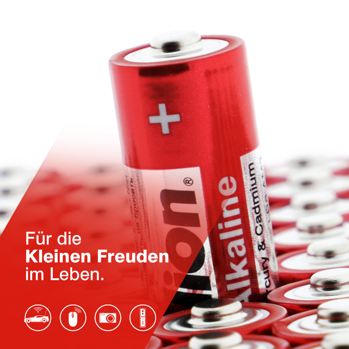 Czerwona bateria AA stoi pośród innych. Ma znak plus i nadruk 'Alkaline'. Tło jest białe.