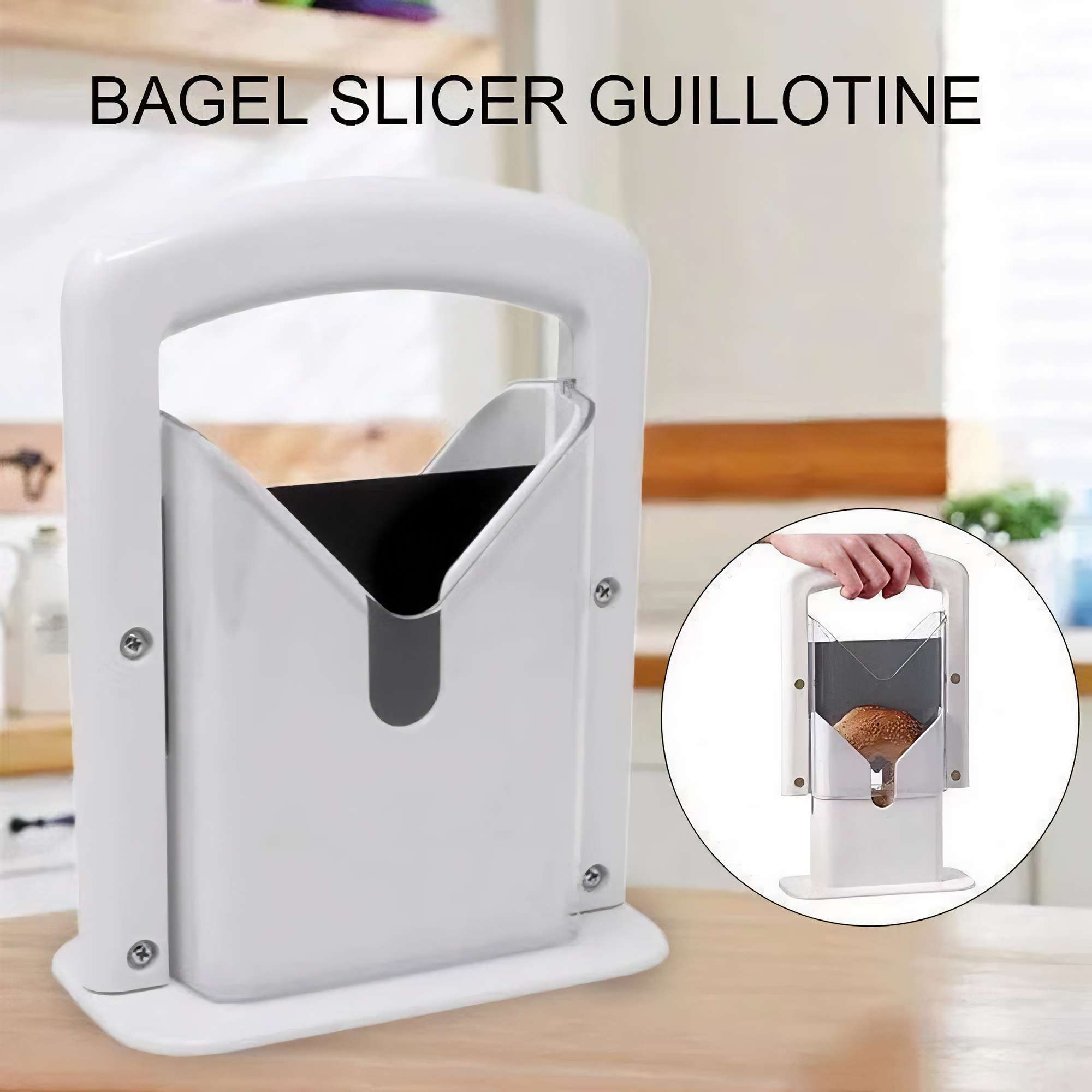 Weißer Bagel-Schneider mit Griff. Ein Bagel befindet sich im Schneider und ist bereit zum Schneiden. Der Hintergrund ist unscharf.