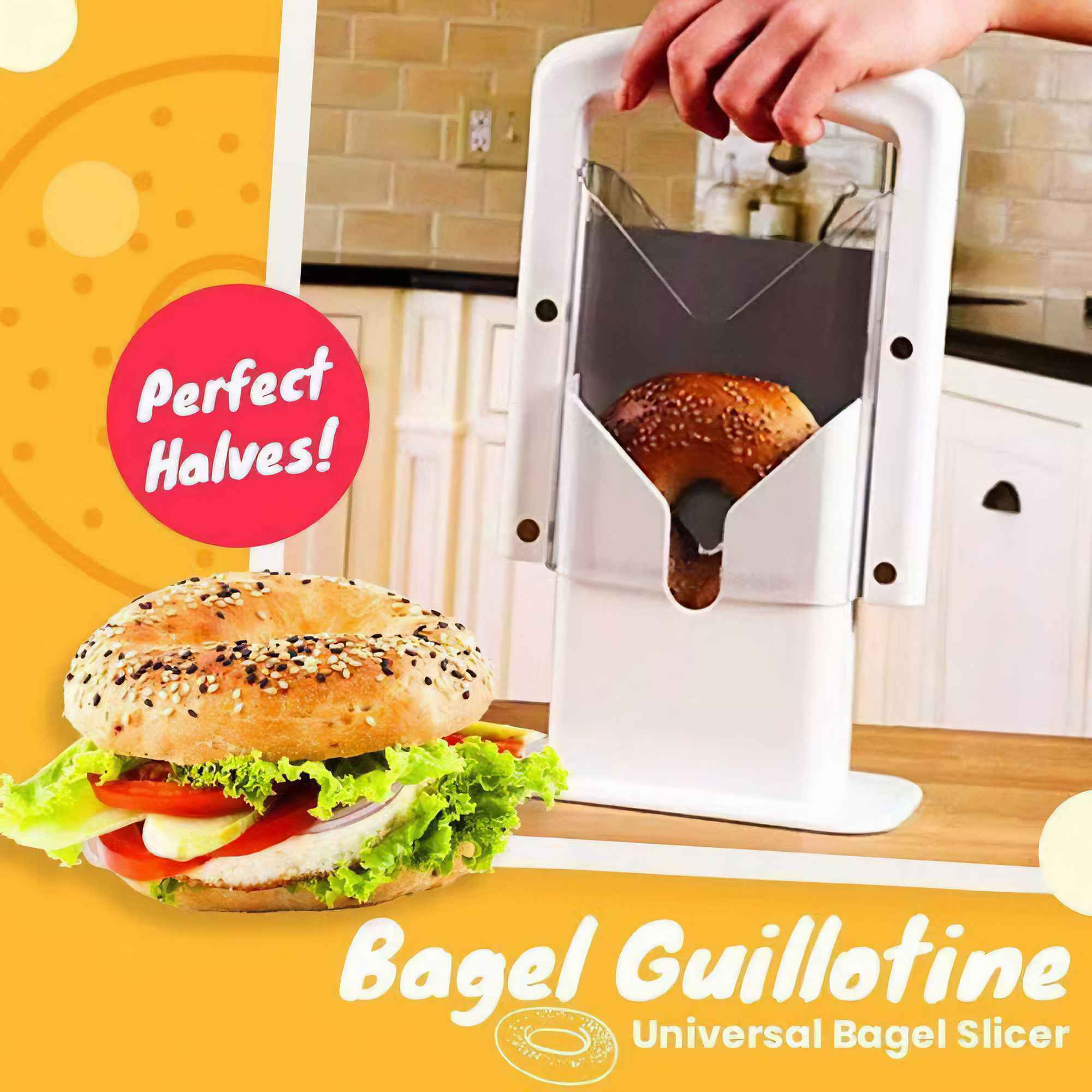 Eine Bagel-Guillotine schneidet einen Bagel. Ein Sandwich mit Salat, Tomate und Zwiebeln ist im Vordergrund. Gelber Hintergrund.