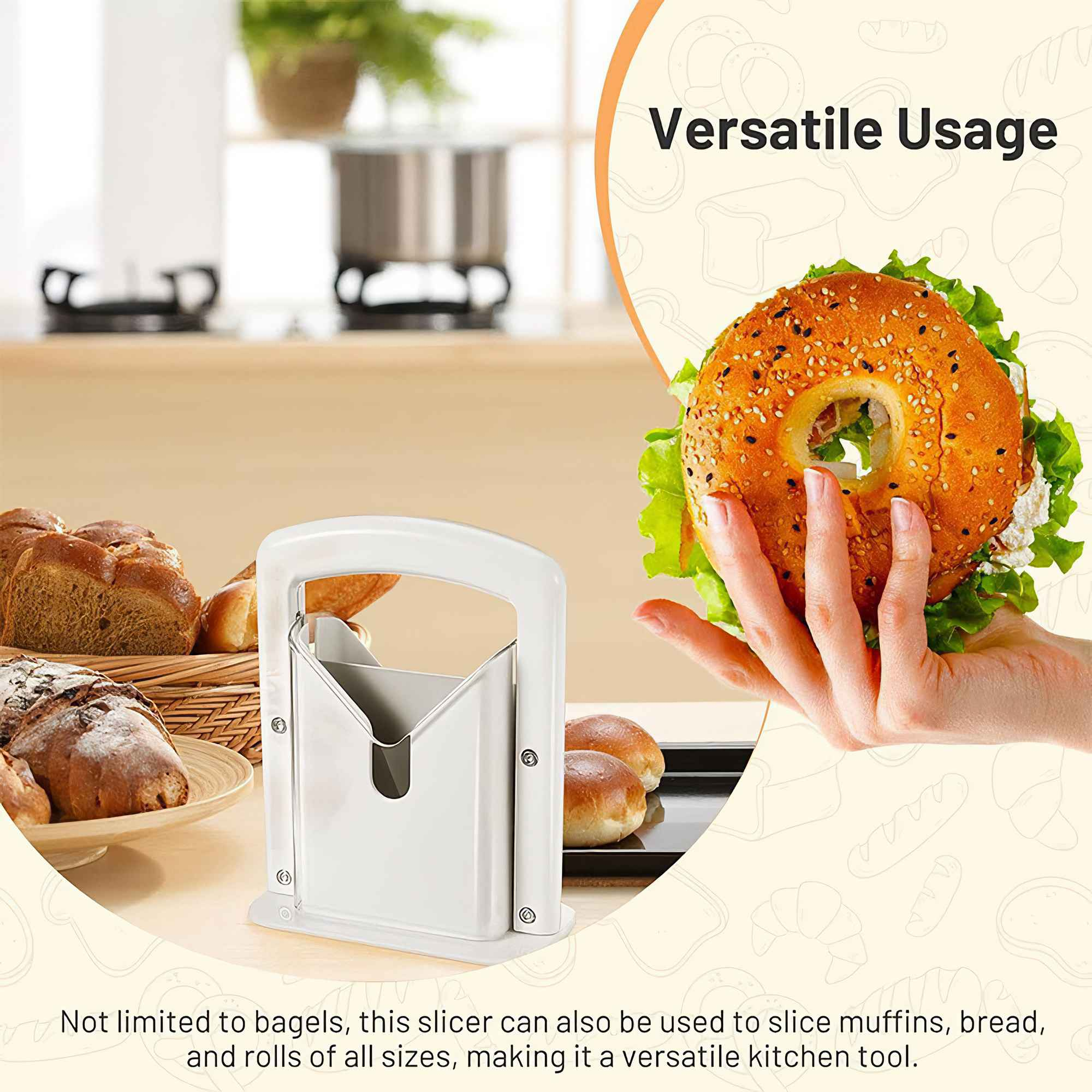 Ein Bagel in der Hand, ein weißer Slicer davor. Auch Brot und Brötchen sind sichtbar. Vielseitiges Küchenwerkzeug.