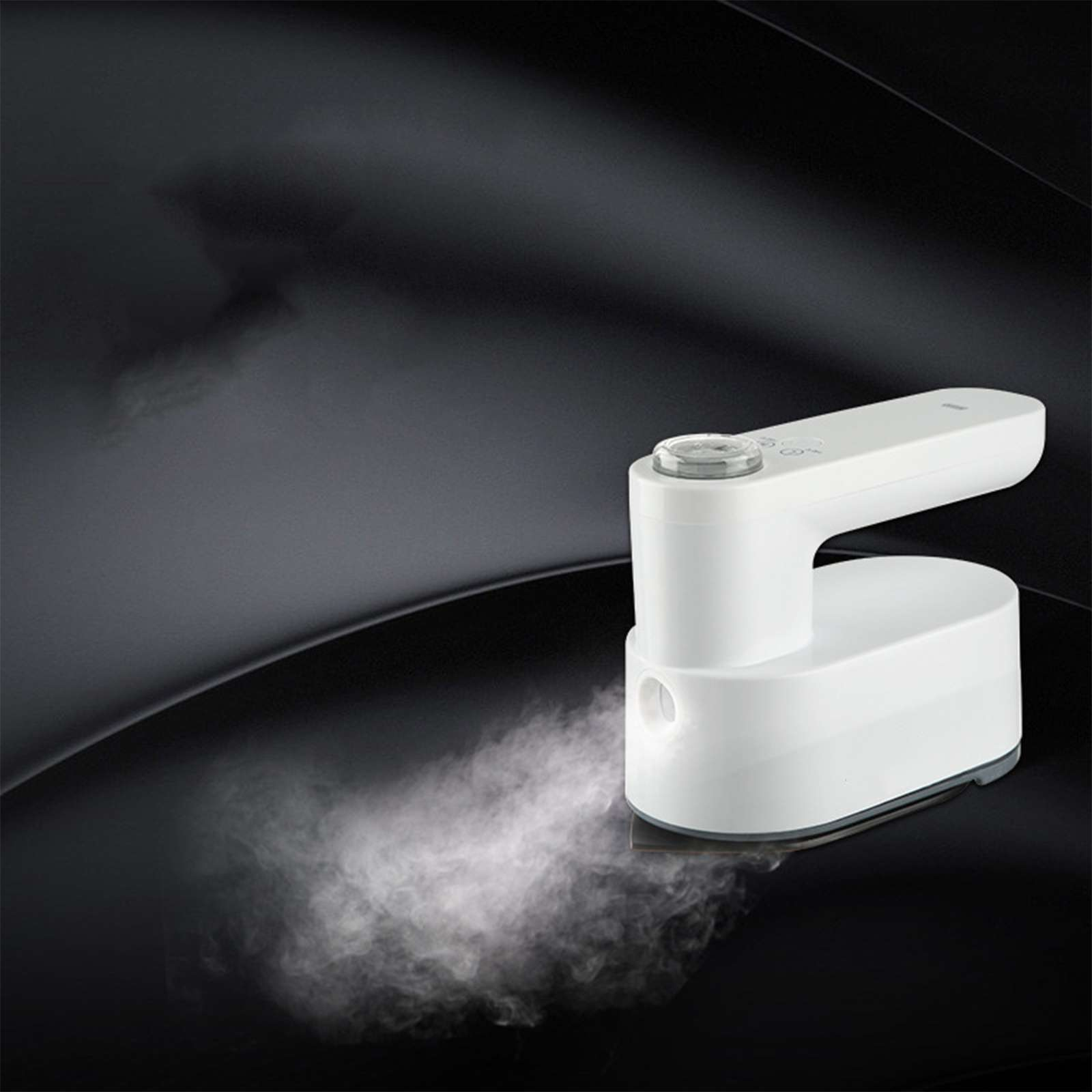 Weißer Handdampfer, der Dampf auf einer schwarzen Oberfläche freisetzt. Der Steamer hat eine klare Oberseite und ist angewinkelt.