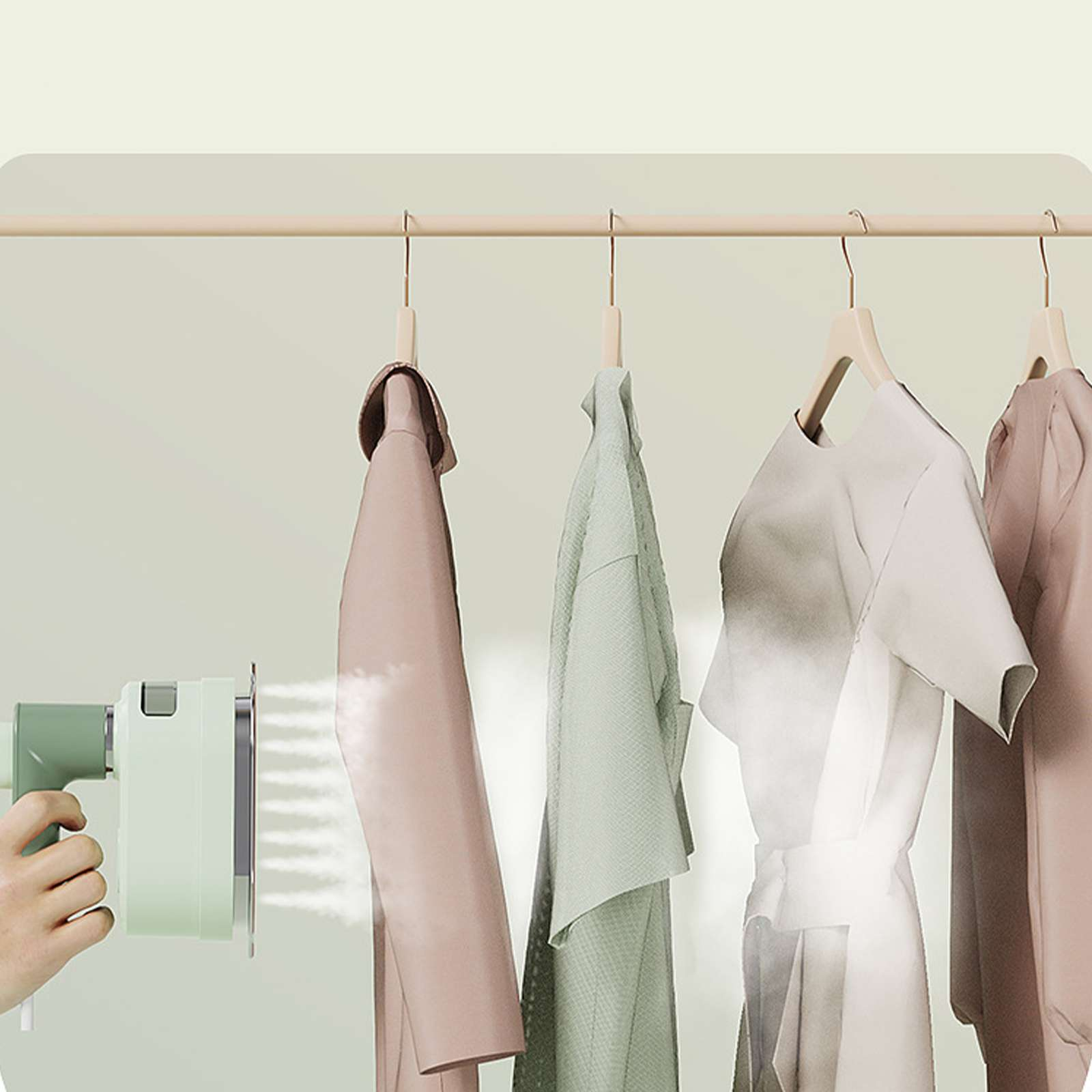 Eine Hand dampft eine rosa Jacke an einem Kleiderbügel. Andere Kleider hängen in der Nähe. Dampf steigt vom Bügeleisen auf.