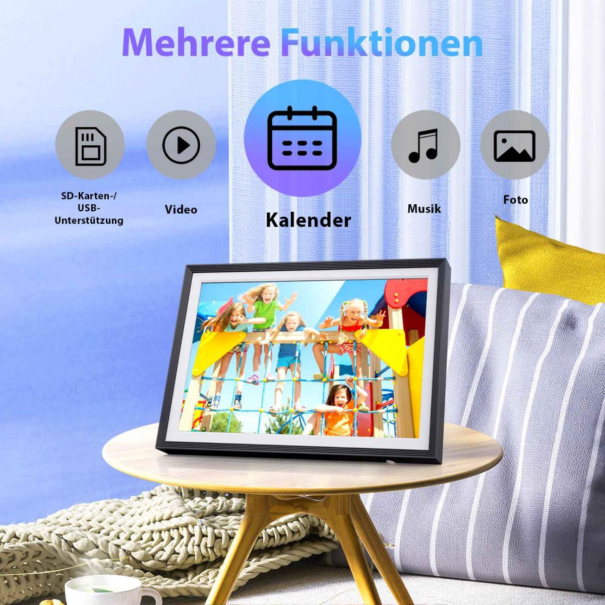 Ein digitaler Fotorahmen, der spielende Kinder zeigt, auf einem Tisch mit Funktionssymbolen. Der Hintergrund beinhaltet ein Kissen und Dekorationen.