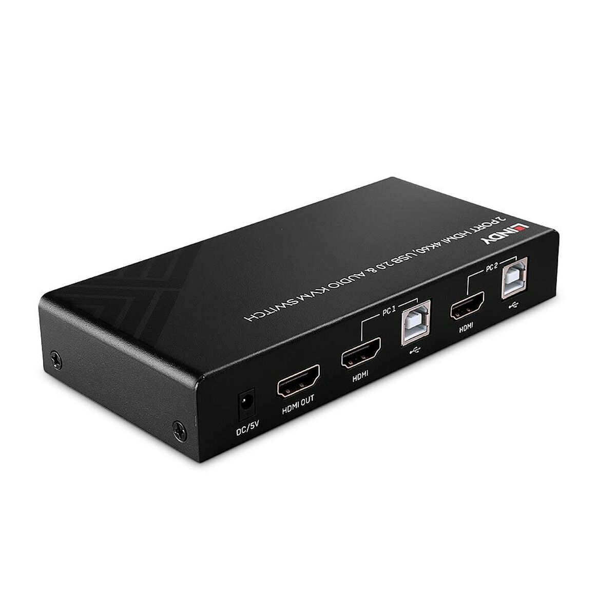 Switch HDMI Lindy nero a 2 porte. Ha uscita HDMI, PC1, PC2 e porte USB. Testo: 2 PORT HDMI 4K60, USB 2.0 & AUDIO KVM SWITCH.
