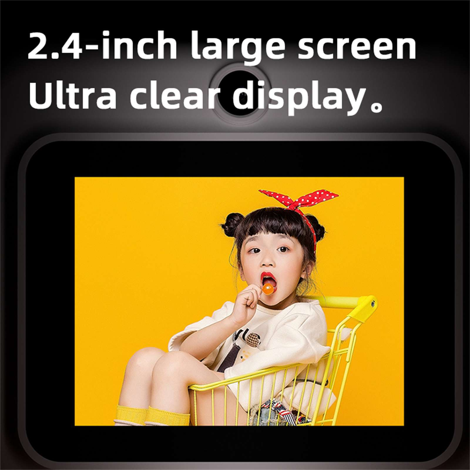 Ein Mädchen mit Lutscher in einem Einkaufswagen, gelber Hintergrund. Oben Produktdisplay mit Text.