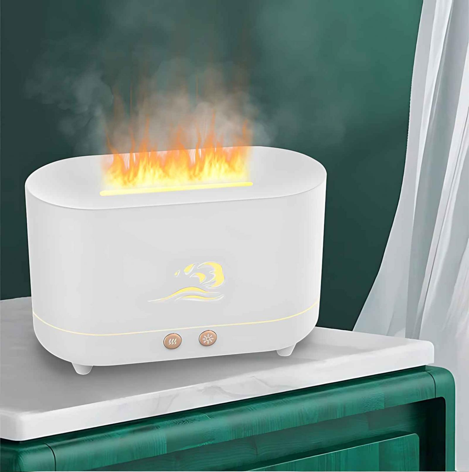 Weißer Luftreiniger mit Flammeneffekt auf grüner Oberfläche. Der Hintergrund ist eine grüne Wand mit weißem Vorhang.