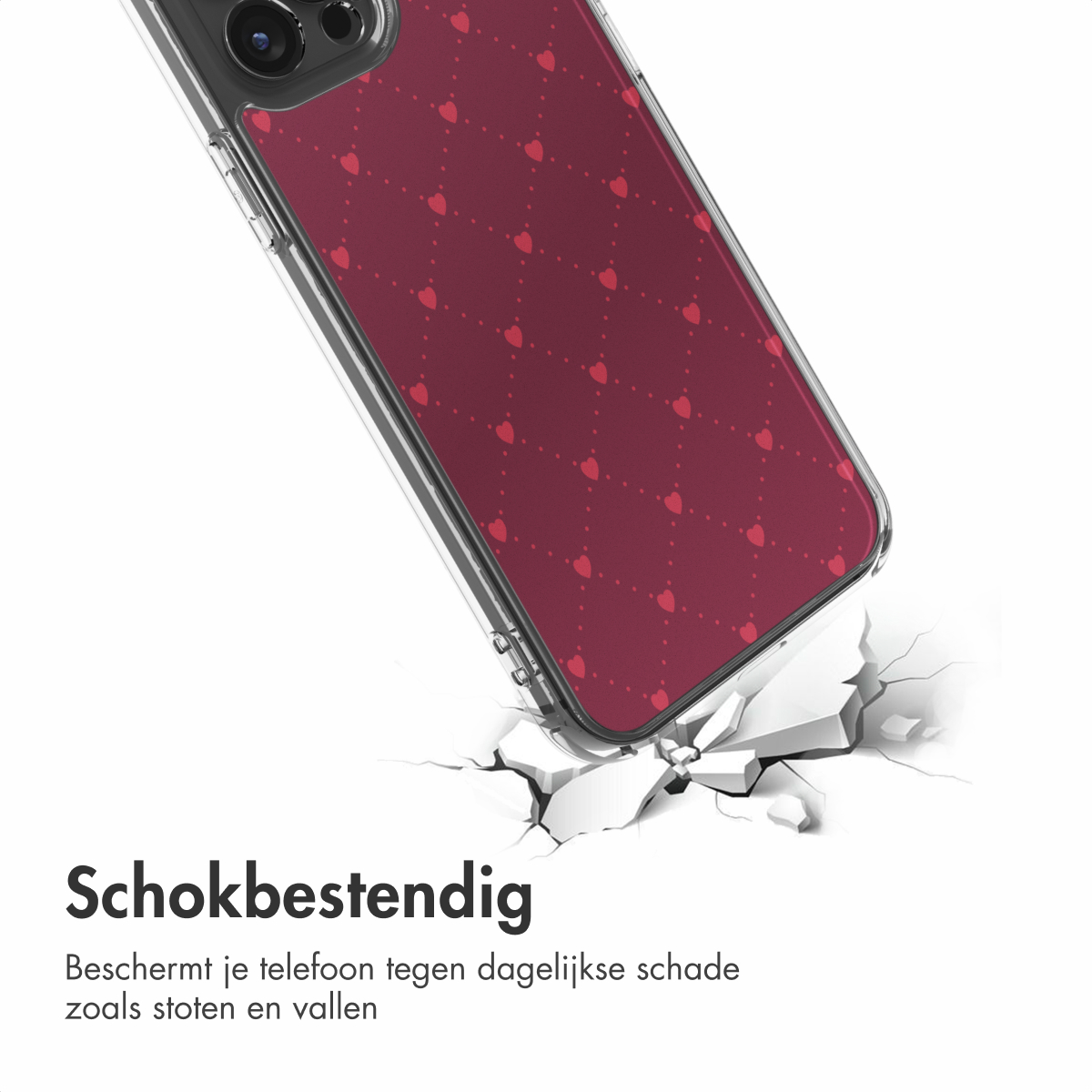 Een telefoonhoesje met een bordeauxrood hartjespatroon breekt een wit oppervlak. De hoes is transparant, en de camera van de telefoon is zichtbaar.