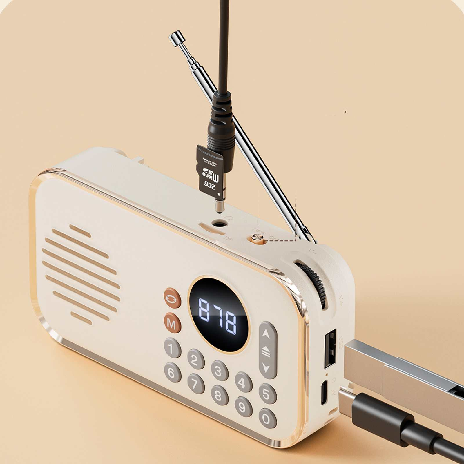 Ein cremefarbenes Radio mit goldfarbenen Zierleisten. Eine SD-Karte ist eingesetzt. Ein USB-Kabel und eine Antenne sind angeschlossen.