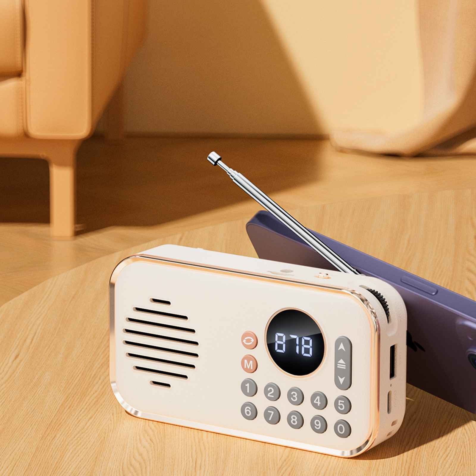Ein beiges Retro-Radio mit Silberantenne, das 87,8 anzeigt. Dahinter liegt ein lila Telefon auf einer Holzoberfläche.