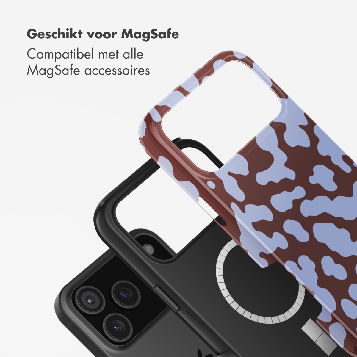 Een iPhone-hoesje met een koeienprint. De hoes is bruin en blauw. De telefoon is zwart.