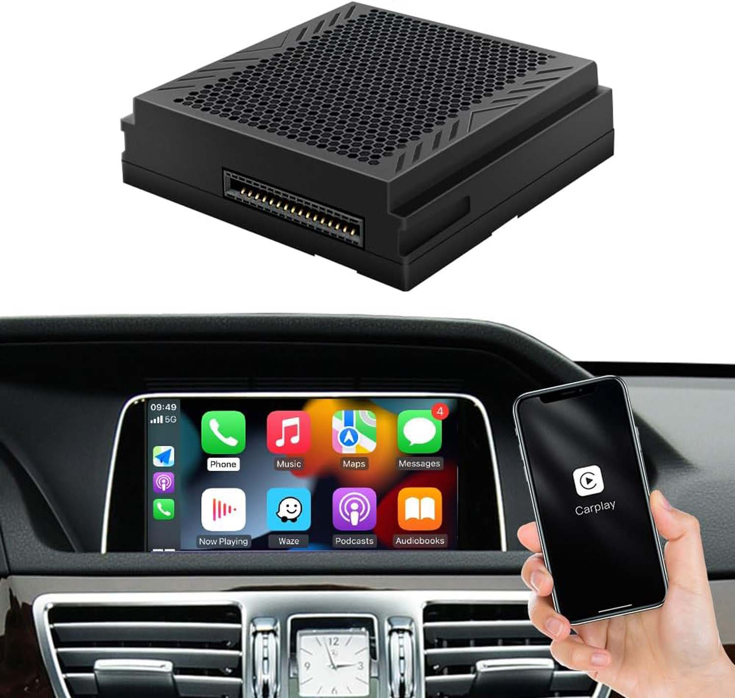 Czarne urządzenie nad deską rozdzielczą samochodu z ekranem wyświetlającym ikony aplikacji i telefonem z CarPlay. Ręka trzyma telefon.