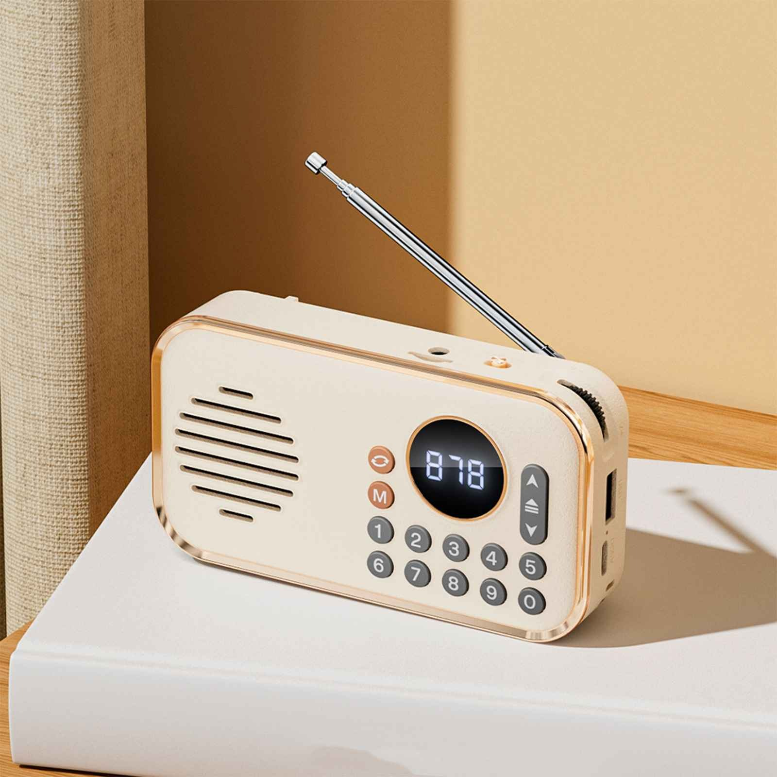 Ein cremefarbenes Retro-Radio steht auf einer weißen Oberfläche mit braunem Hintergrund. Eine silberne Antenne ist ausgefahren. Zahlen und Knöpfe sind sichtbar.