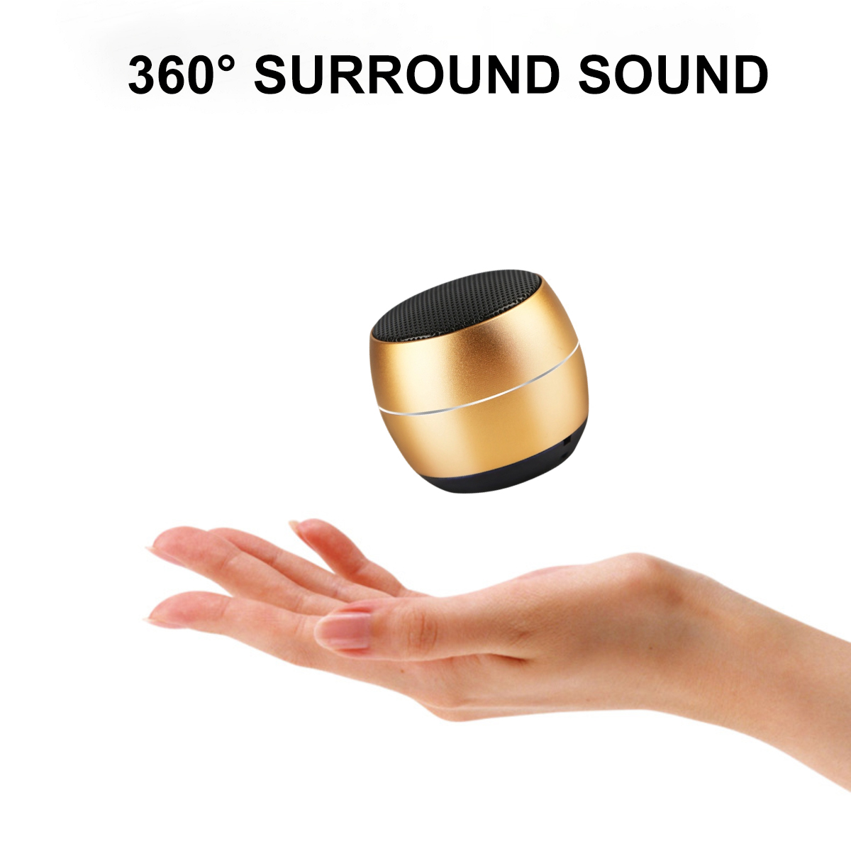 Ein goldener Lautsprecher schwebt über einer offenen Hand. Der Lautsprecher hat eine schwarze Mesh-Oberseite und ein silbernes Band. Text lautet '360° SURROUND SOUND'.