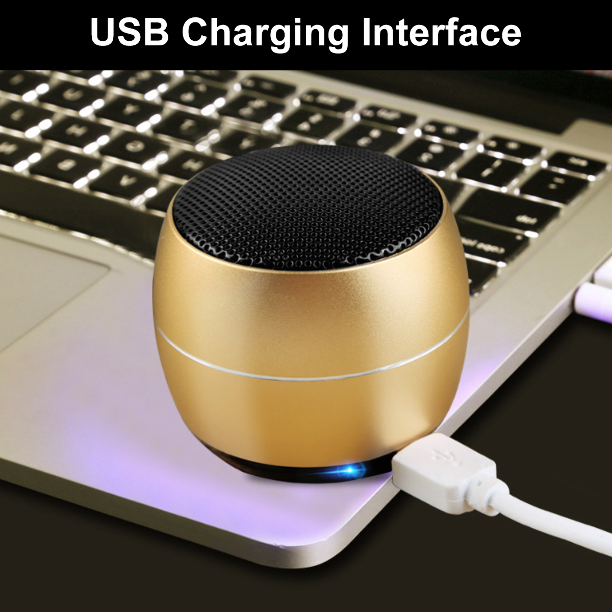 Ein goldener Lautsprecher steht auf einem Laptop und ist über ein USB-Kabel verbunden. Der Lautsprecher hat eine schwarze Mesh-Oberseite und ein weißes USB-Kabel.