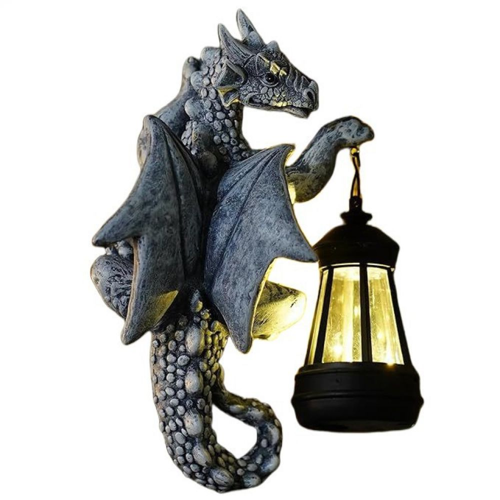 Eine Drachenstatue, die eine Laterne hält. Der Drache ist grau mit Flügeln, und die Laterne ist schwarz mit einem leuchtenden Licht.