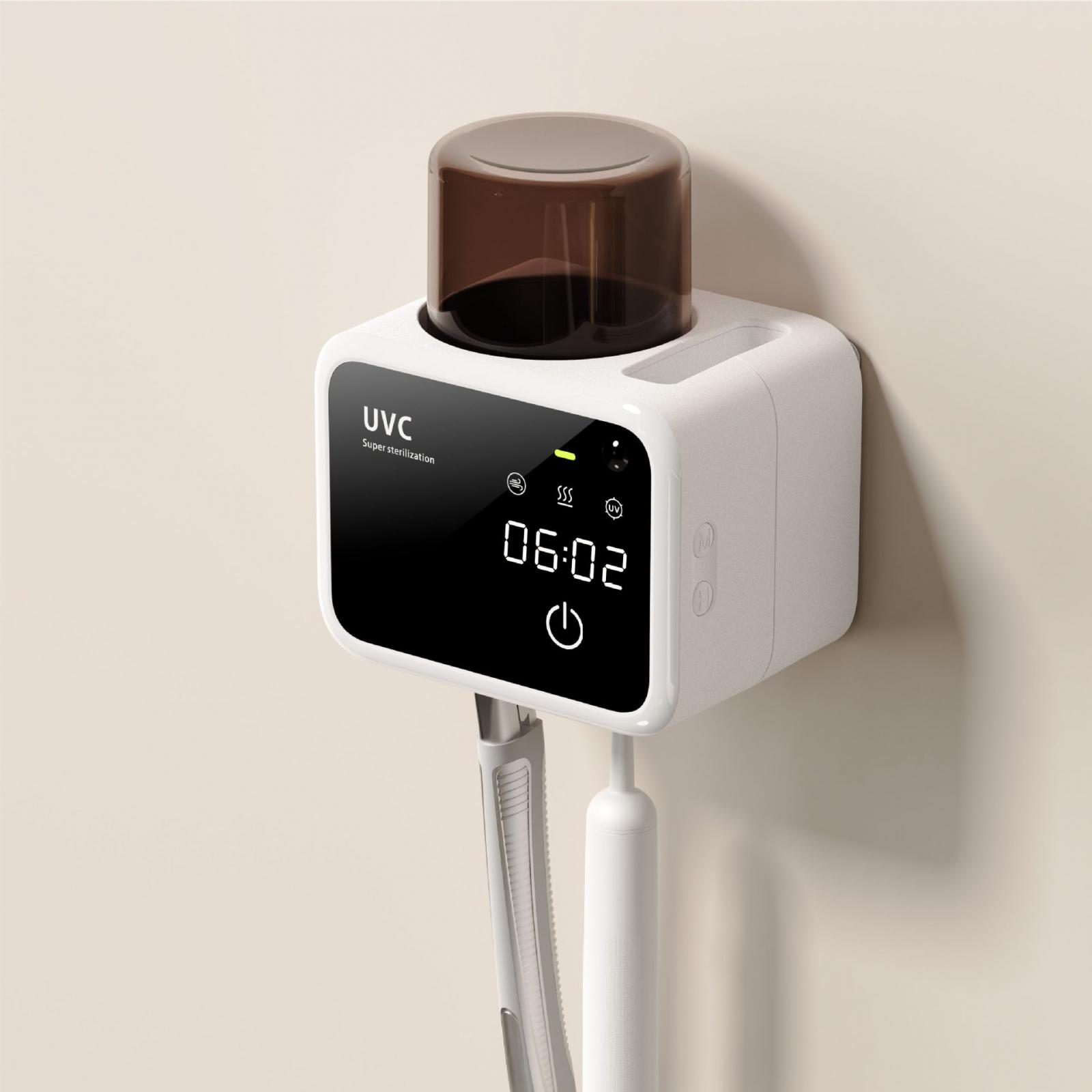 Ein weißer UVC-Sterilisator mit schwarzem Display, das die Uhrzeit anzeigt. Er hat eine braune Abdeckung und hält Zahnbürsten.