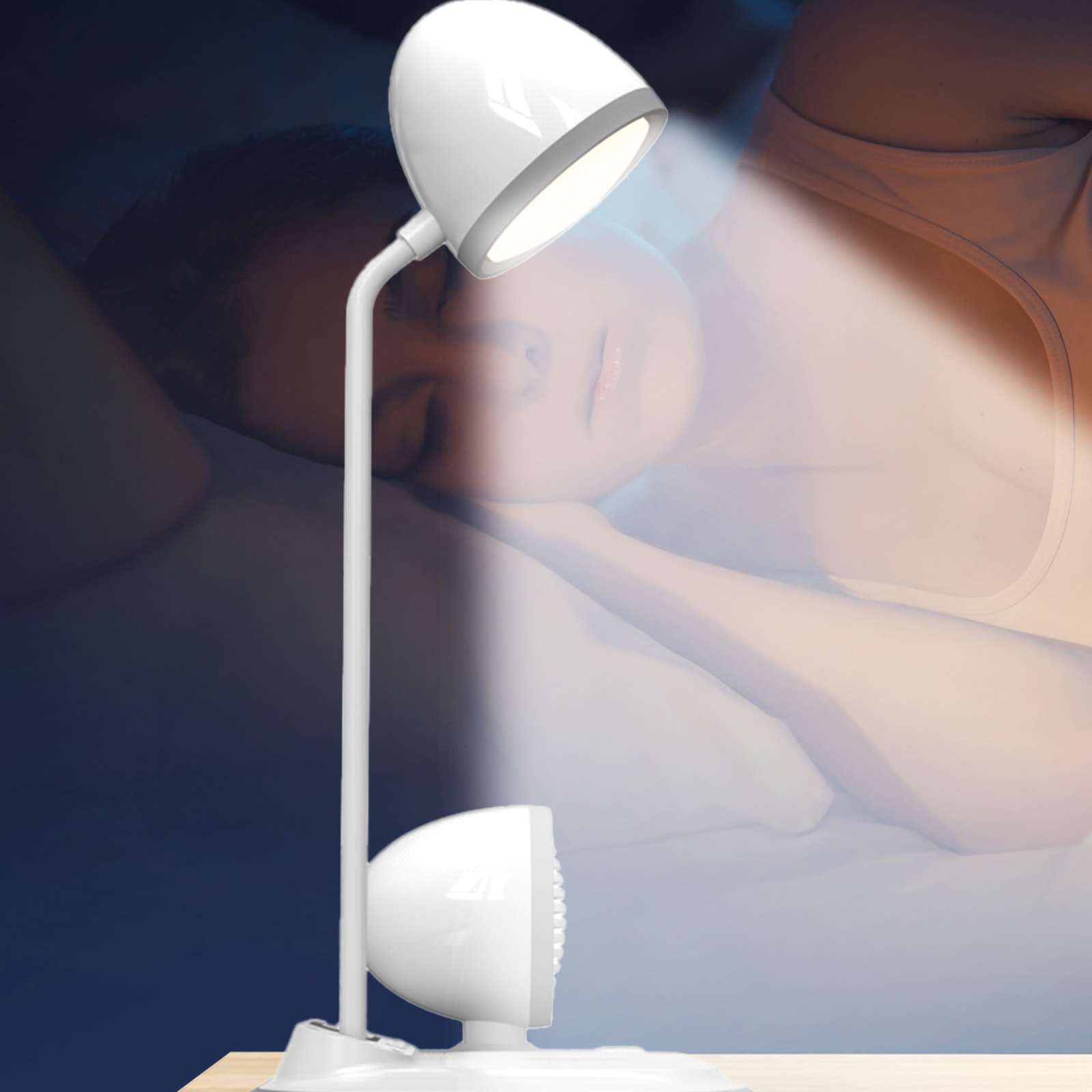 Eine weiße Schreibtischlampe scheint auf eine schlafende Person im Bett. Die Lampe steht auf einer Holzoberfläche.