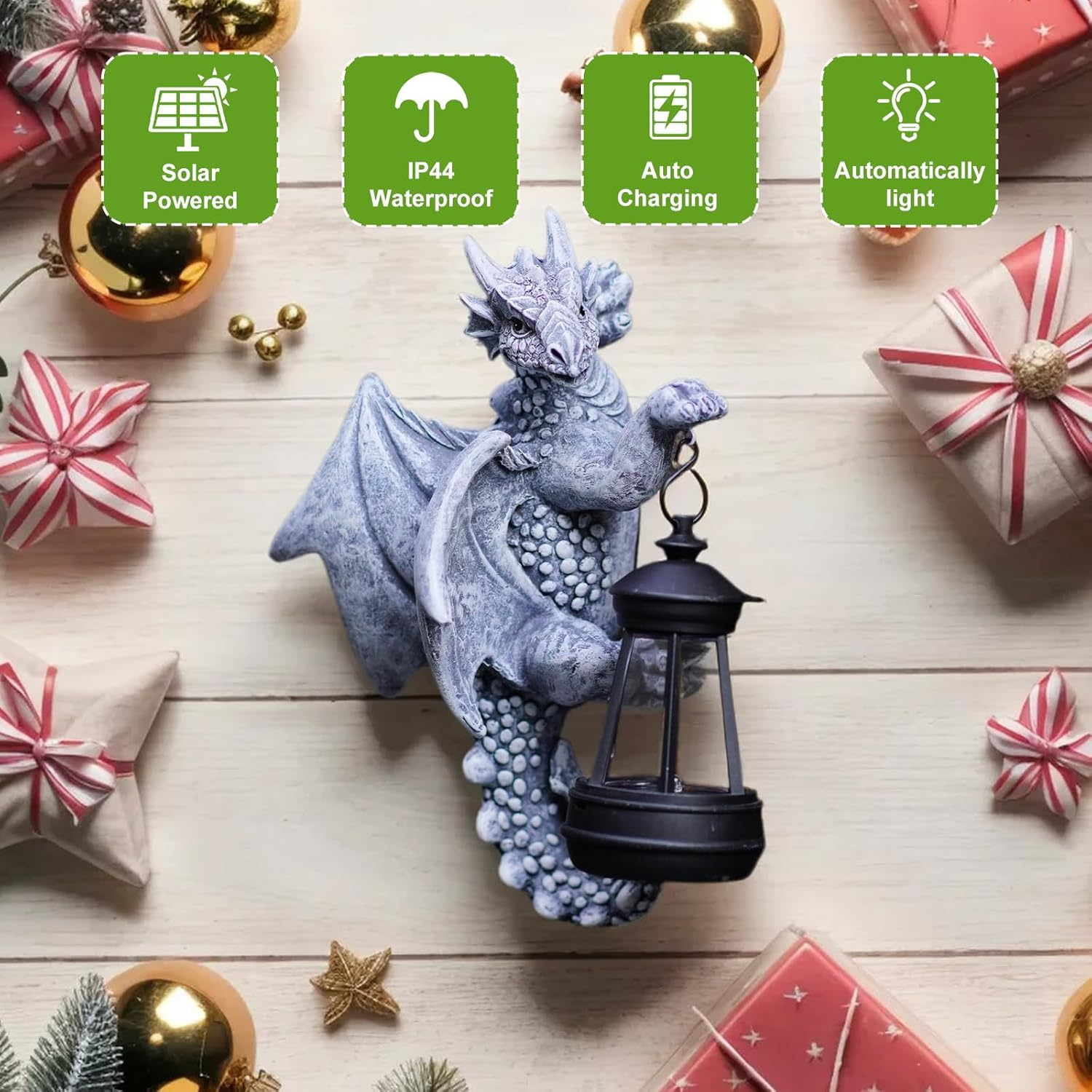 Eine Drachenstatue mit Laterne, umgeben von Weihnachtsdekorationen und Geschenkboxen, auf einer Holzoberfläche.