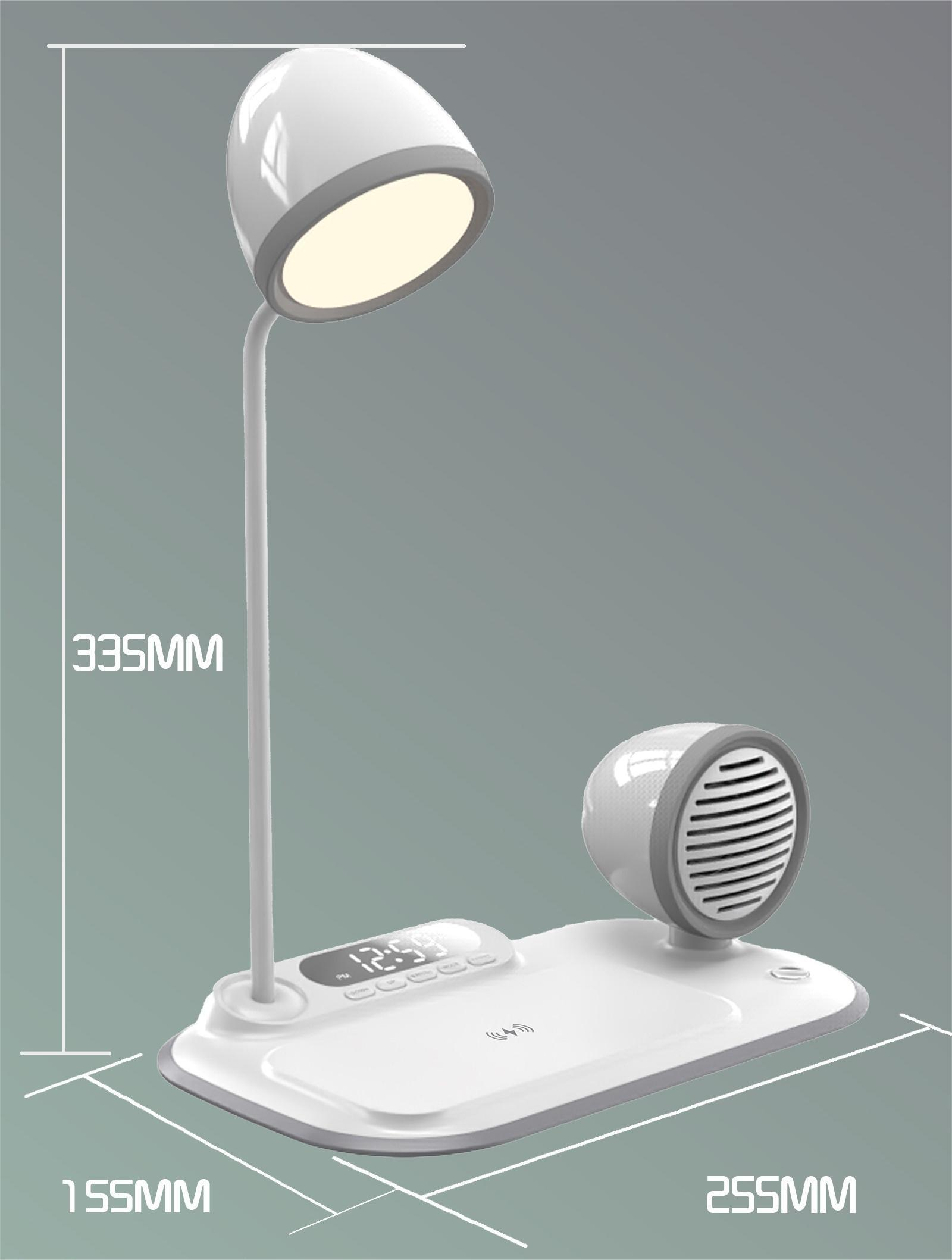 Weiße Schreibtischlampe mit Lautsprecher. Die Lampe hat einen gebogenen Kopf und eine Digitaluhr. Die Basis enthält ein kabelloses Ladegerät.