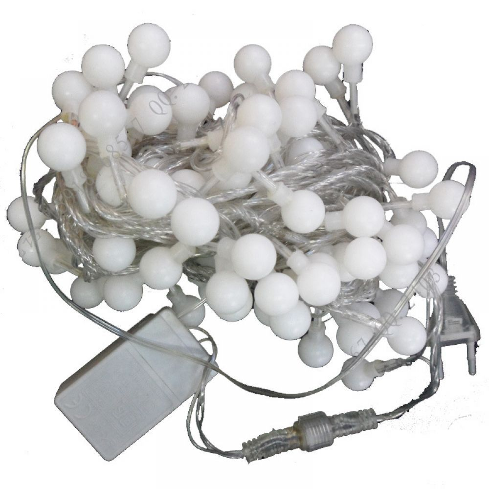 Ein Wirrwarr aus weißen, kugelförmigen LED-Lichtern mit Netzteil und Stecker, isoliert auf weißem Hintergrund.
