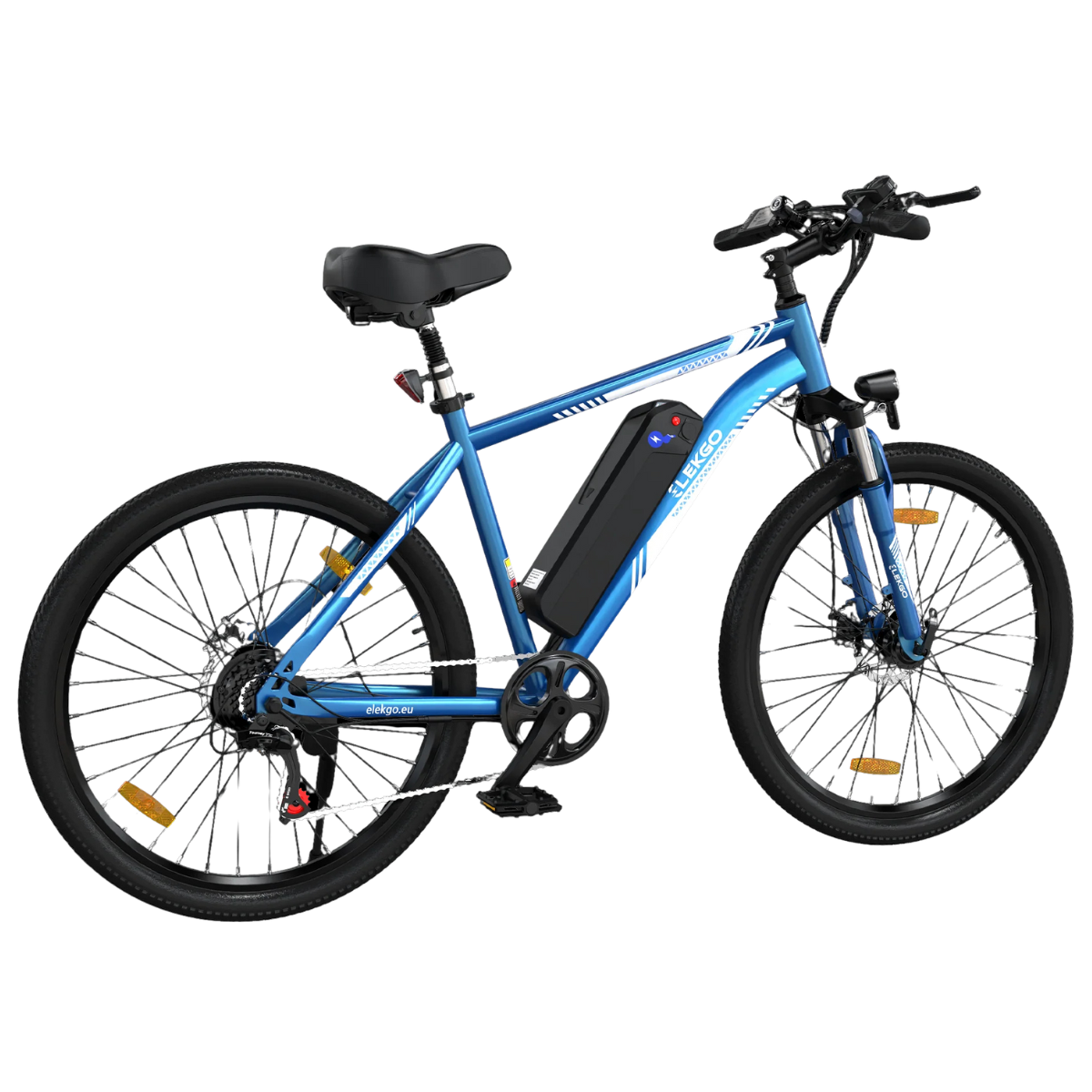 Niebieski rower elektryczny z czarnymi oponami, czarnym siedzeniem i akumulatorem. Rower jest odizolowany na białym tle.