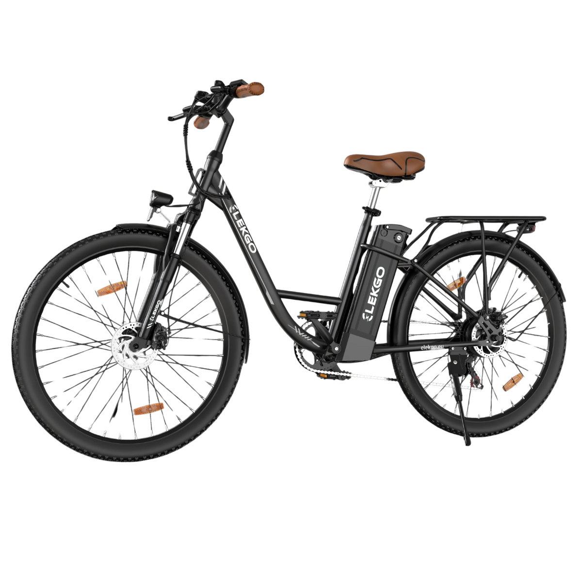 Czarny rower elektryczny z brązowym siodełkiem i kierownicą, zaparkowany na białym tle. Marka to 'LEKGO'.