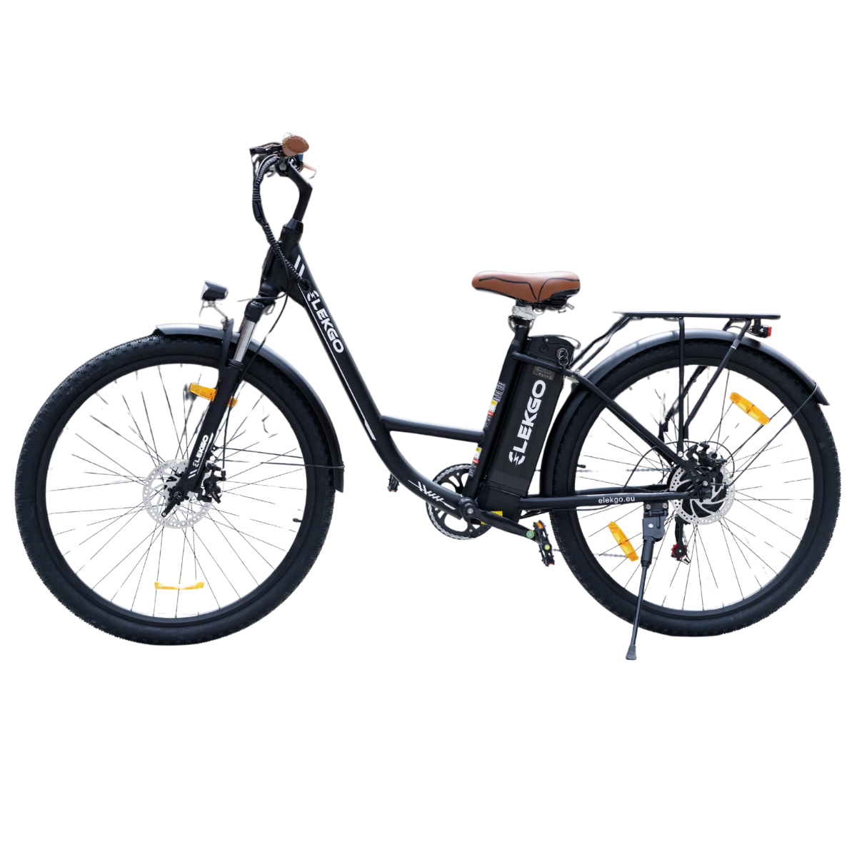Czarny rower elektryczny ELEKGO z brązowym siodełkiem i kierownicą. Jest na białym tle.
