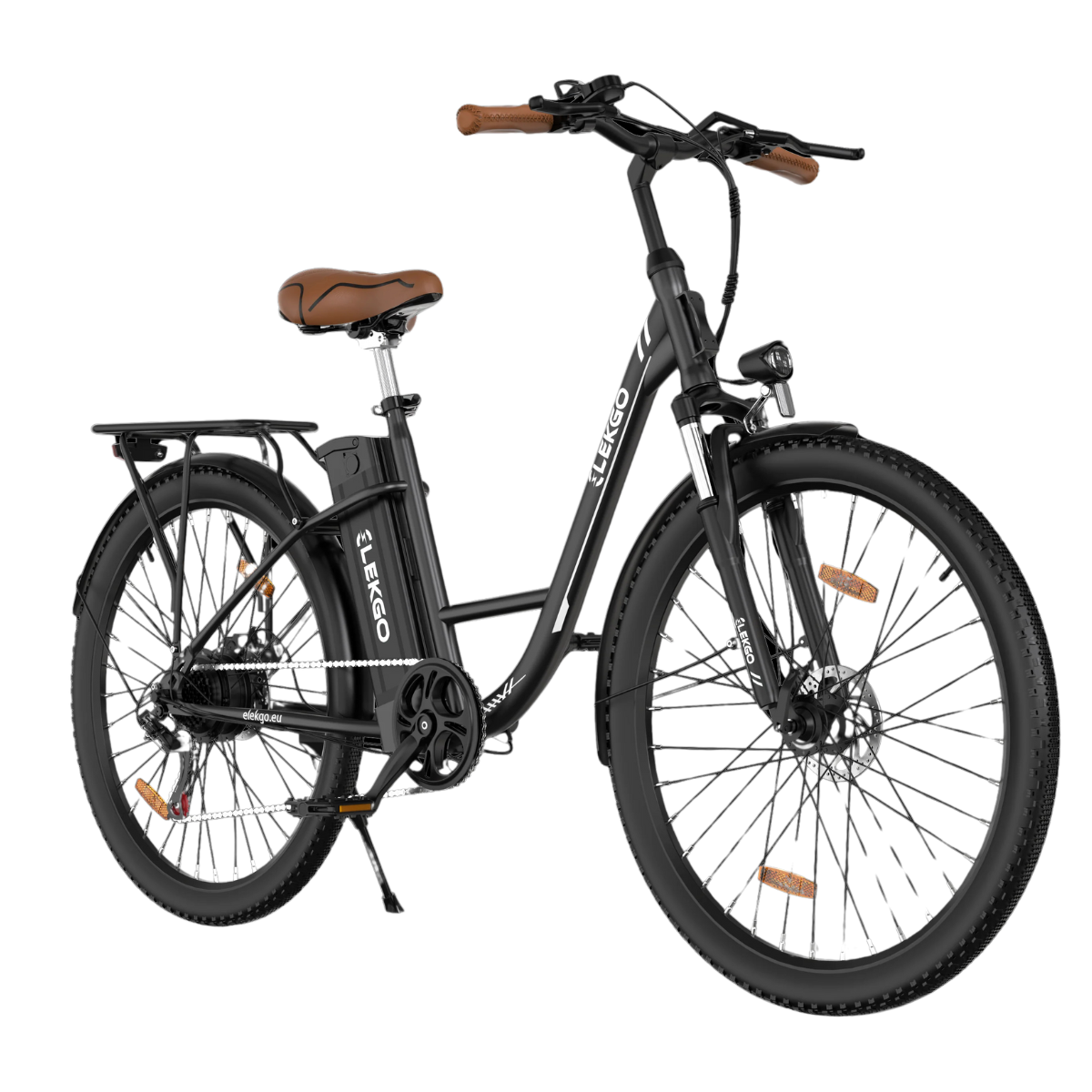 Czarny rower elektryczny z brązowym siodełkiem i kierownicą. Rower ma duże opony, bagażnik i silnik.