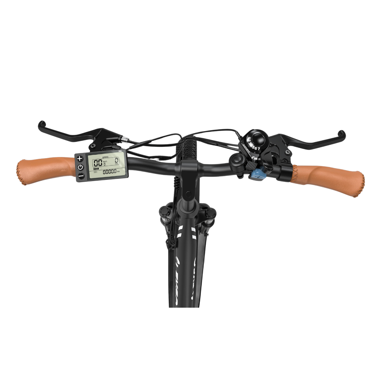 Zbliżenie kierownicy roweru. Widoczne brązowe skórzane uchwyty, wyświetlacz cyfrowy i czarne dźwignie na białym tle.
