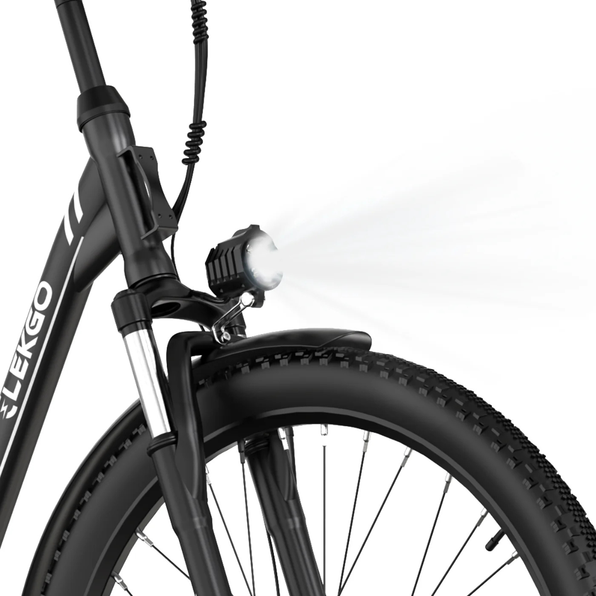 Zbliżenie na przód czarnego roweru elektrycznego. Jasny reflektor, czarna opona i błotnik. Biała wiązka światła. Widoczne logo LEKGO.