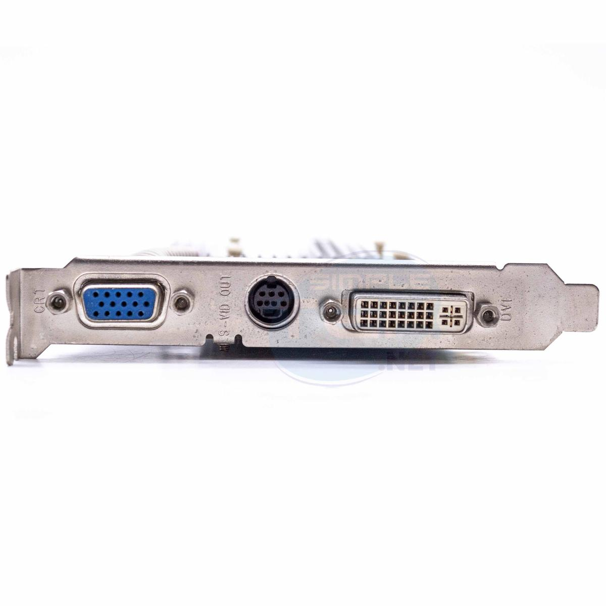 Una scheda grafica per computer argentata con varie porte: VGA, S-Video e DVI. La scheda è su sfondo bianco.