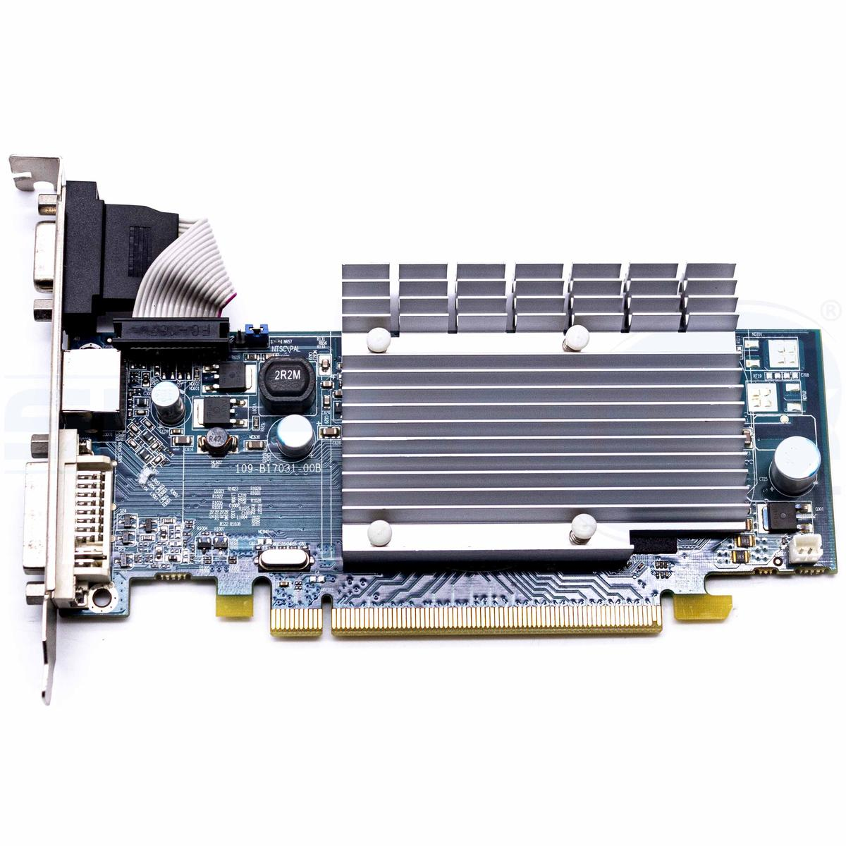 Una scheda di circuito blu con un dissipatore di calore argentato e vari componenti elettronici. Ha connettori e sfondo bianco.