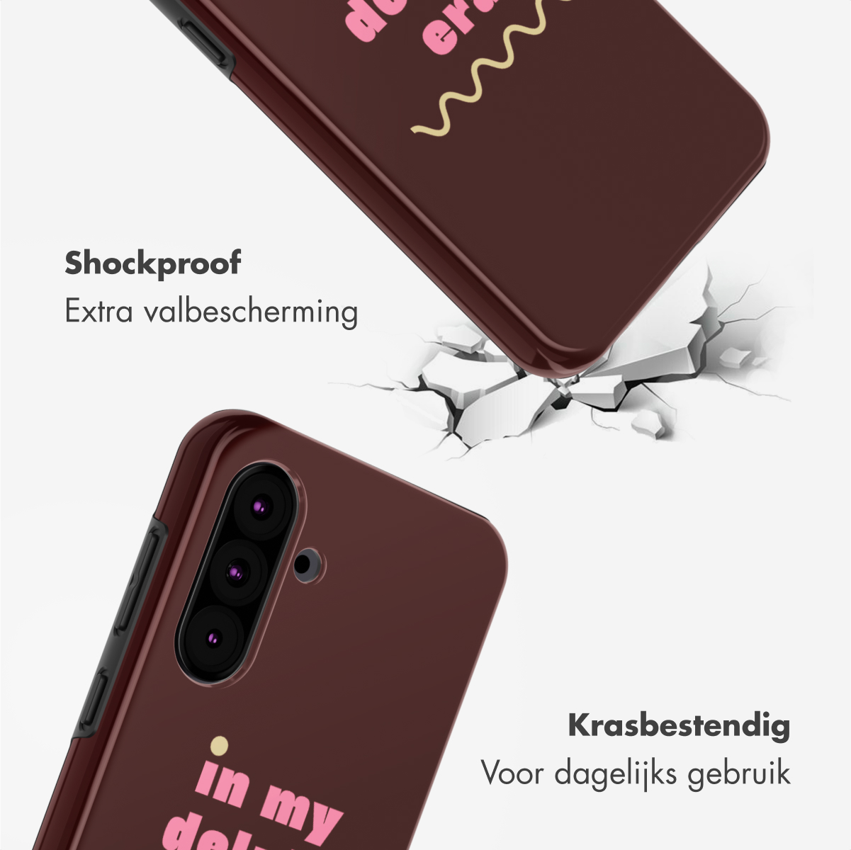 Deux coques de téléphone marron avec du texte rose sont présentées. L'une brise une surface blanche. Le texte sur la coque dit 'in my delight'.