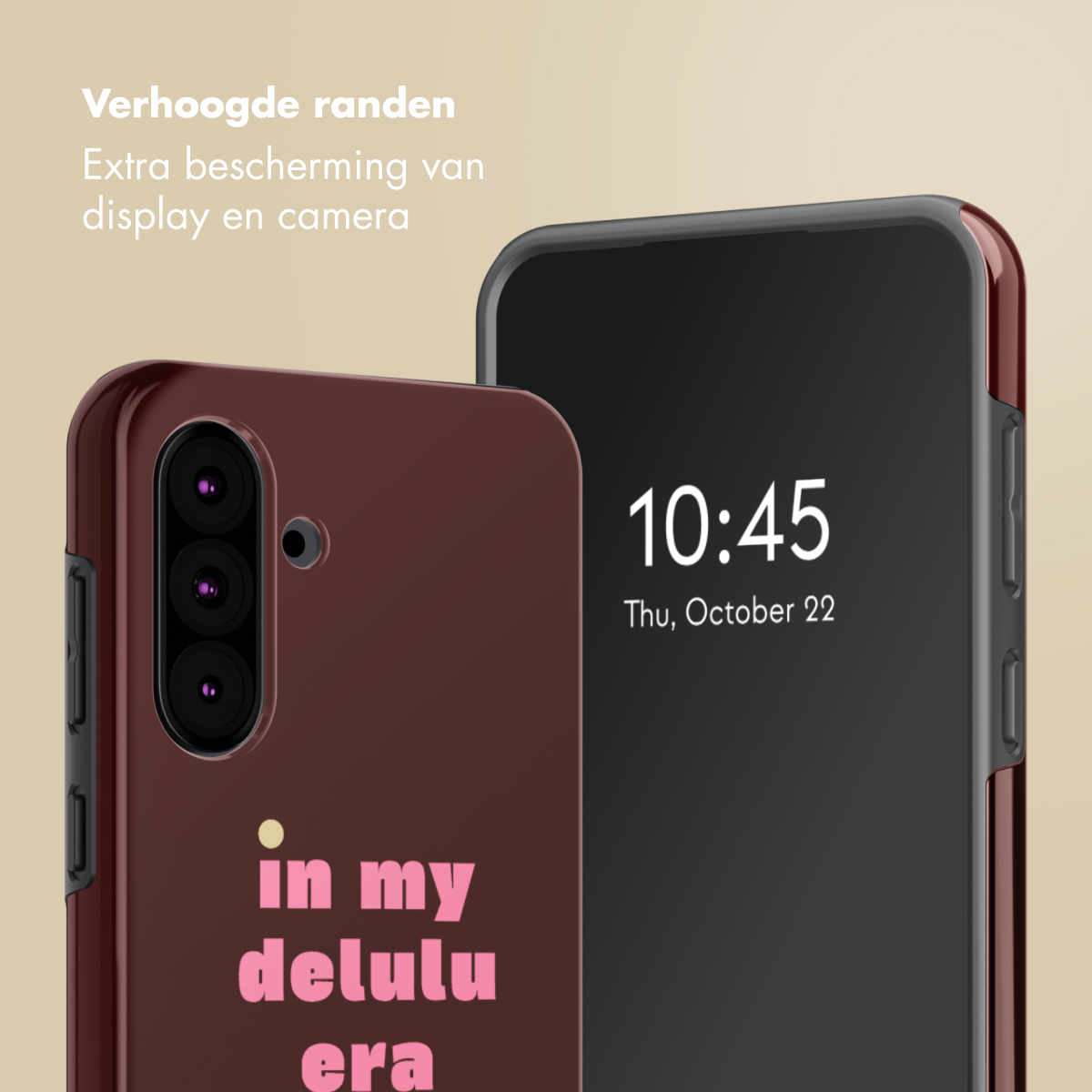 Deux smartphones avec étuis. L'un affiche l'heure. Le texte sur l'étui dit 'in my delulu era'.