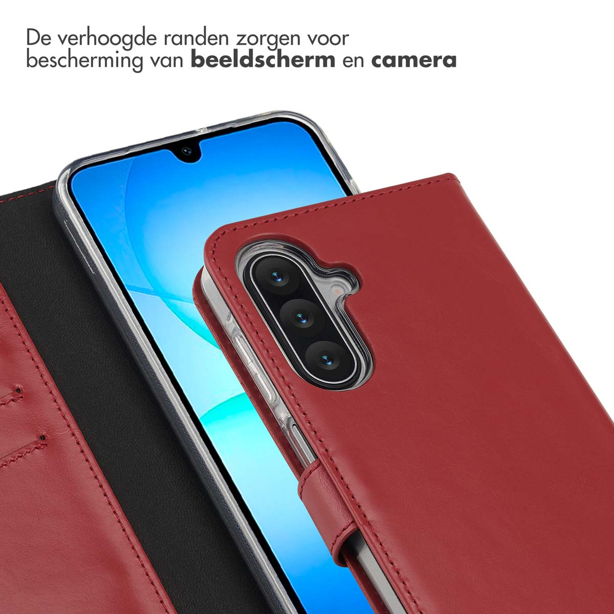 Een rode telefoonhoes met een telefoon erin. De hoes heeft een verhoogde rand voor scherm- en camerabescherming. Nederlandse tekst.